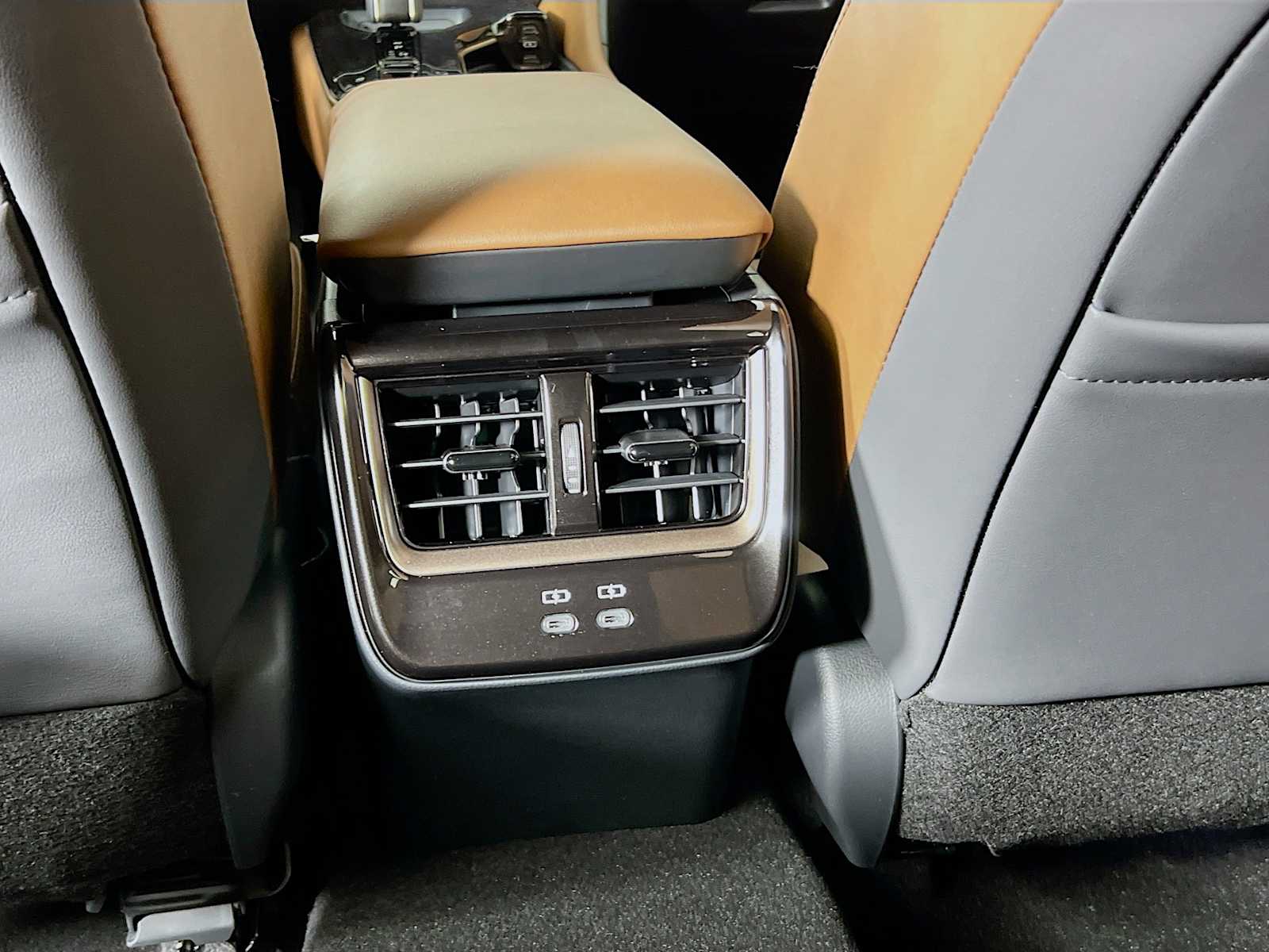 2025 Toyota Crown Signia Limited - Photo 14