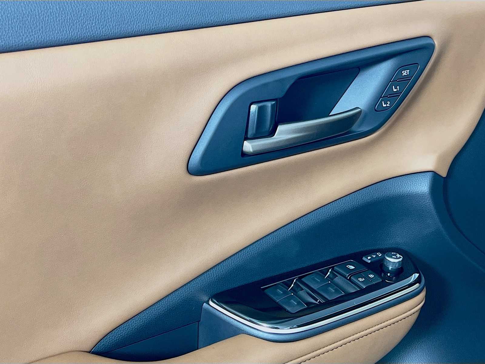 2025 Toyota Crown Signia Limited - Photo 16
