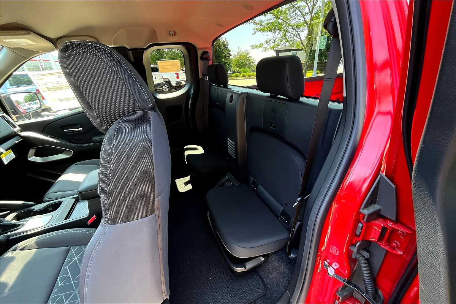 2025 Nissan Frontier SV - Photo 15