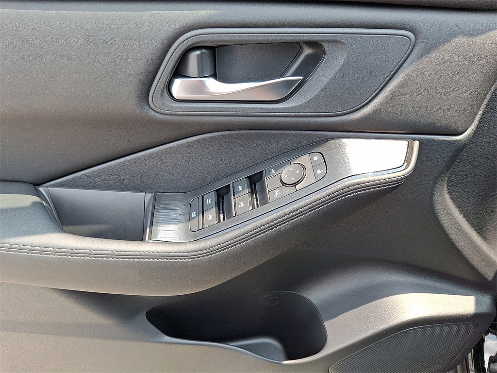 2025 Nissan Rogue SV - Photo 8