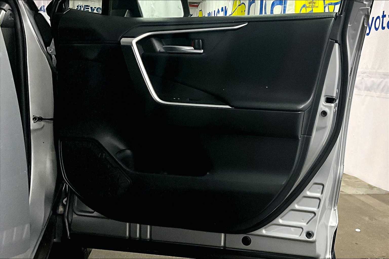 2019 Toyota RAV4 Hybrid XSE - Photo 12