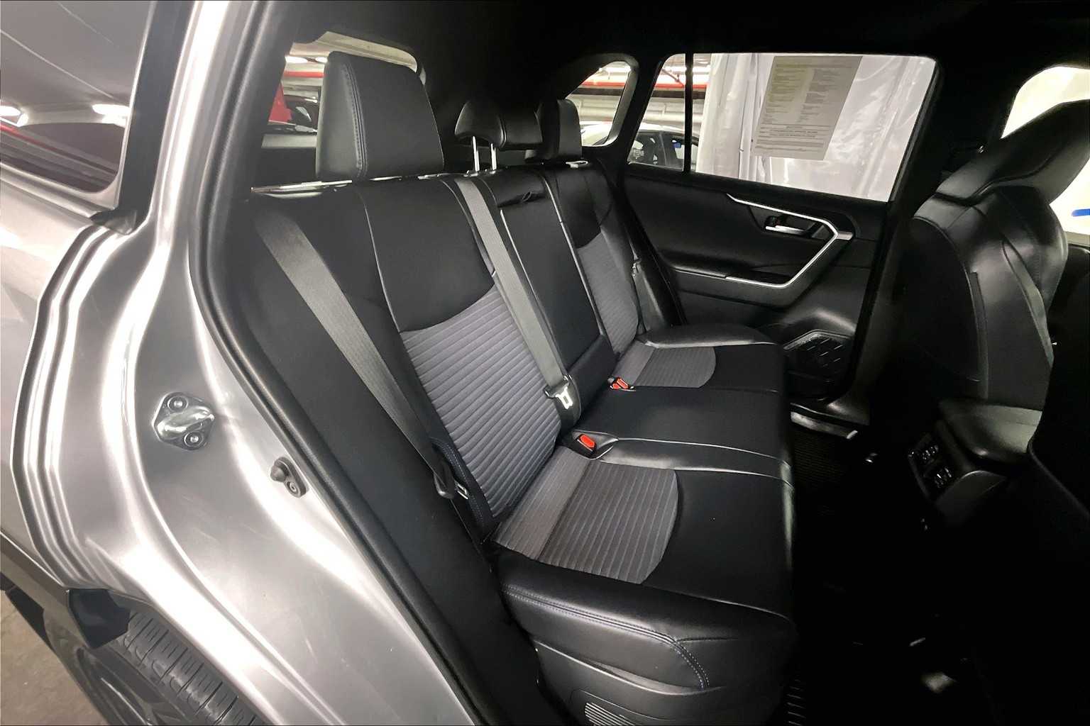 2019 Toyota RAV4 Hybrid XSE - Photo 16