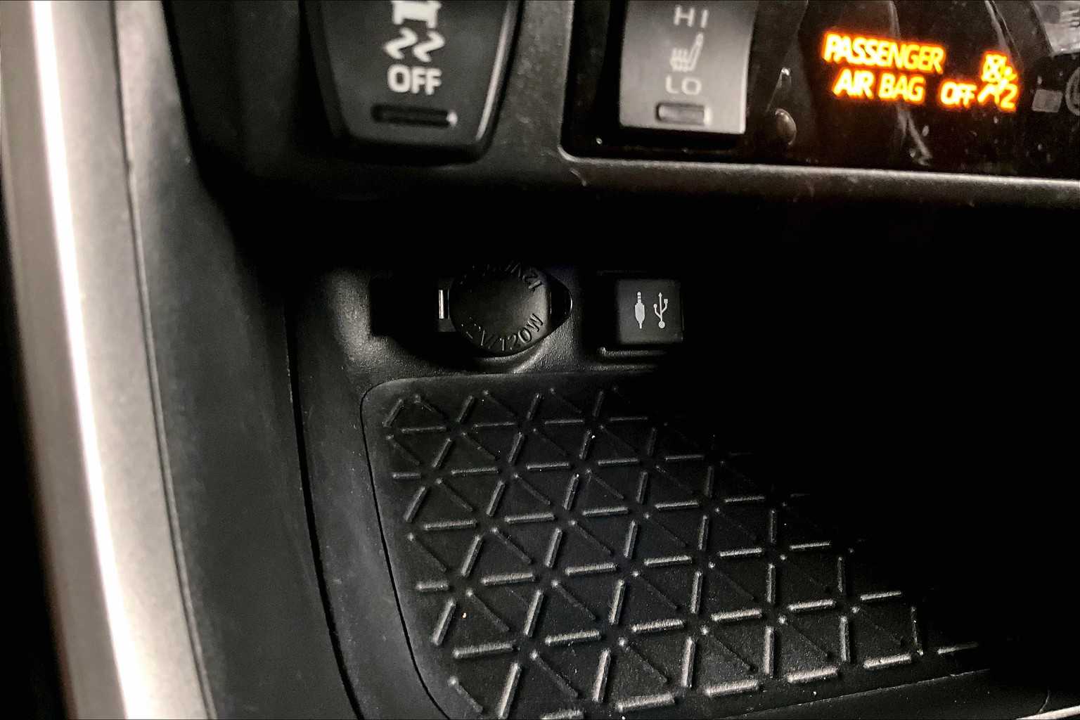 2019 Toyota RAV4 Hybrid XSE - Photo 27