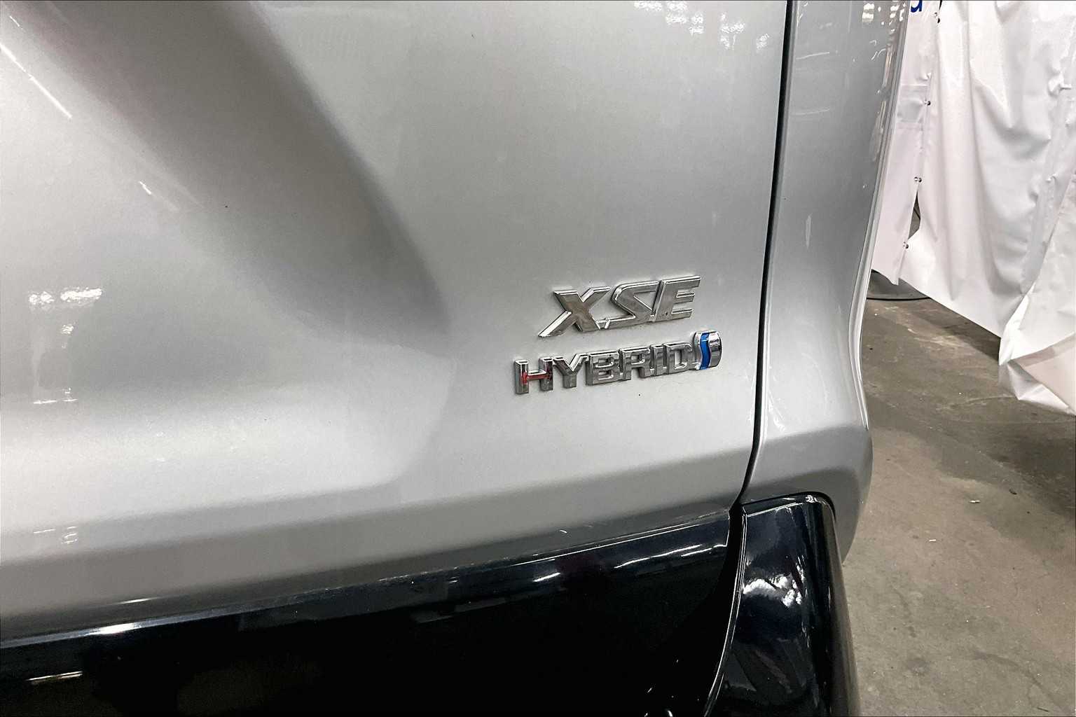 2019 Toyota RAV4 Hybrid XSE - Photo 29