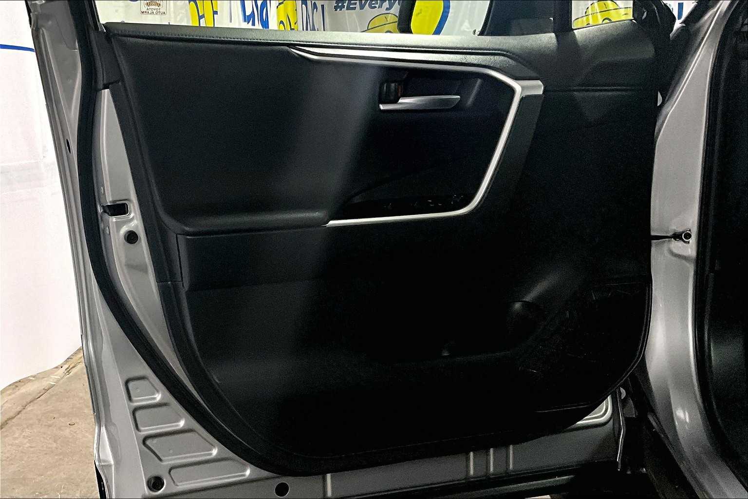 2019 Toyota RAV4 Hybrid XSE - Photo 9