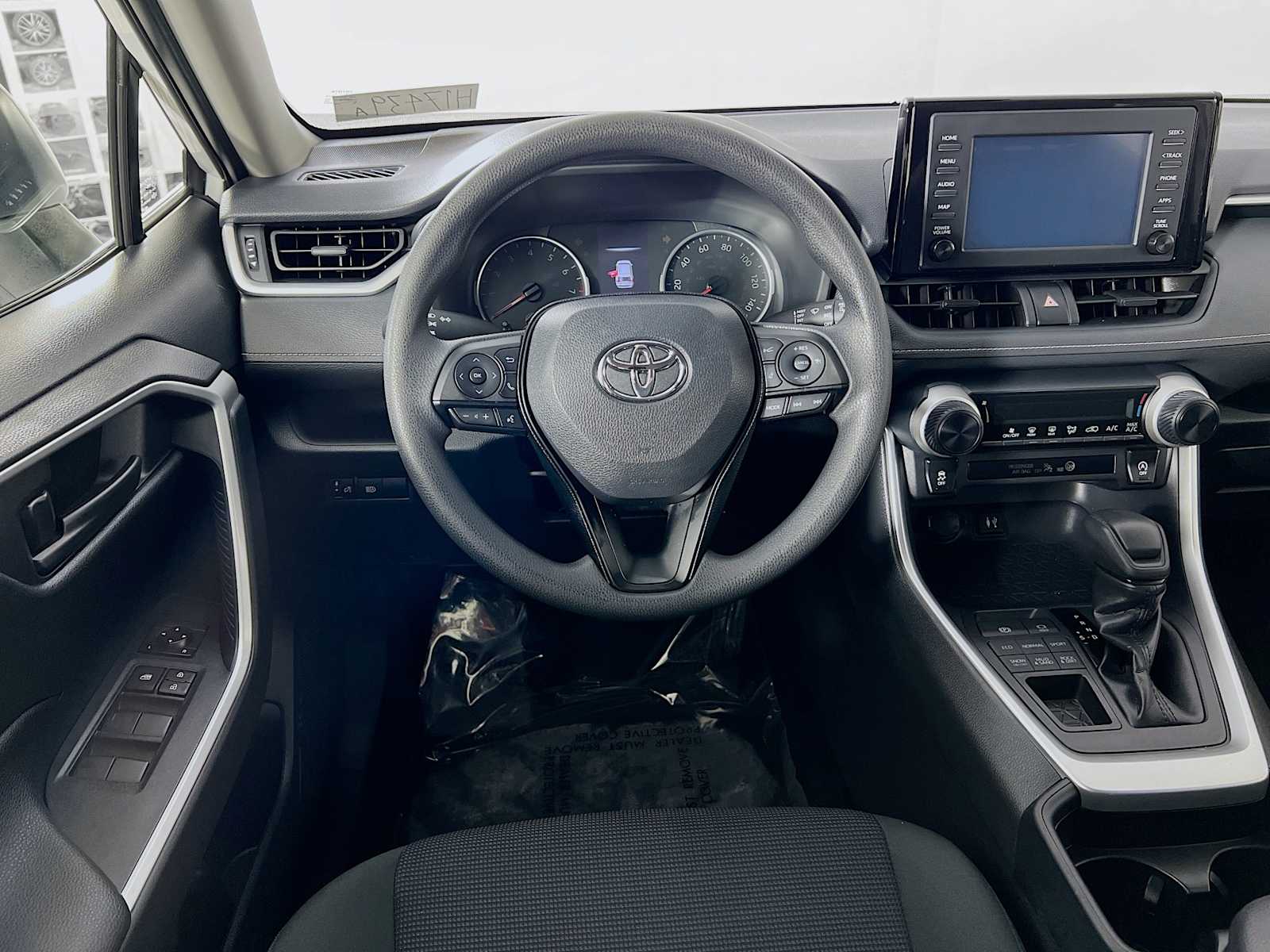 2019 Toyota RAV4 LE - Photo 21