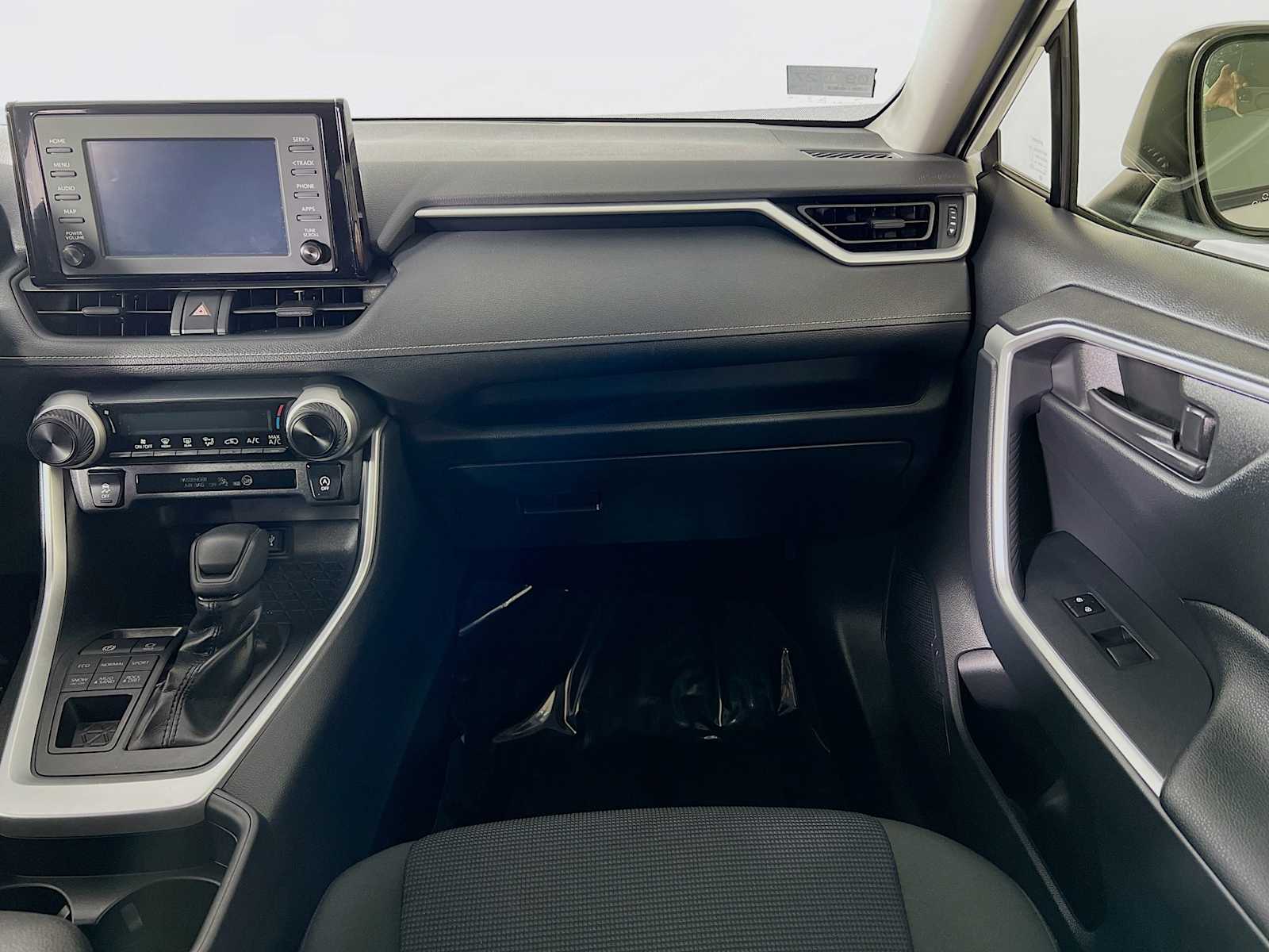 2019 Toyota RAV4 LE - Photo 22