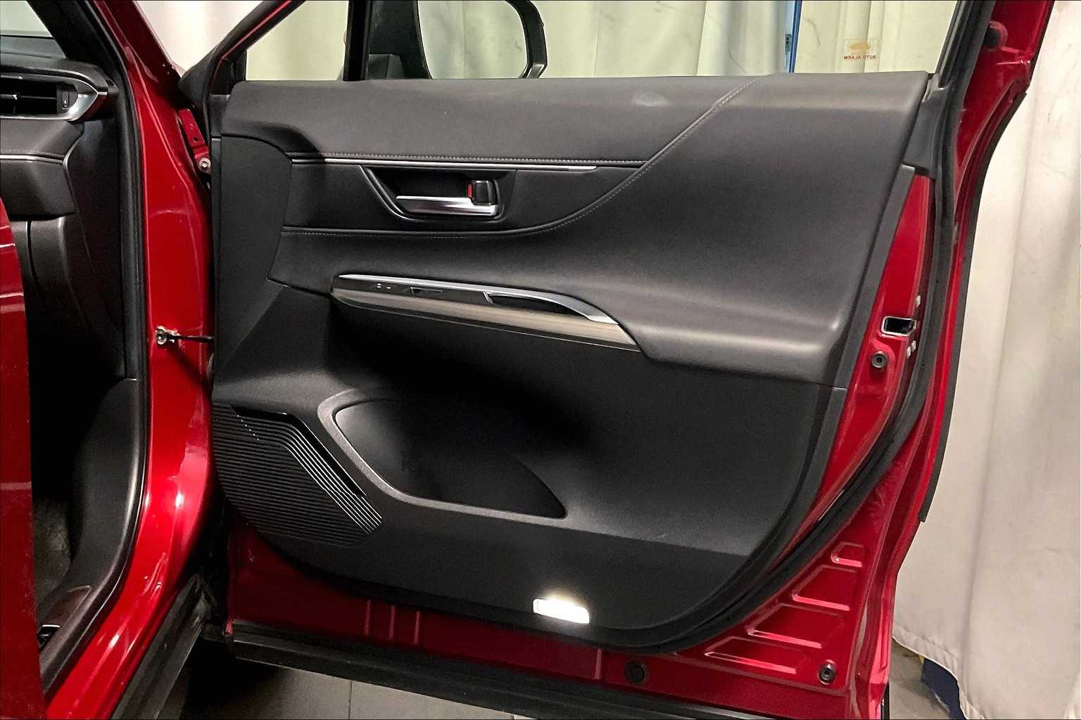2021 Toyota Venza XLE - Photo 12