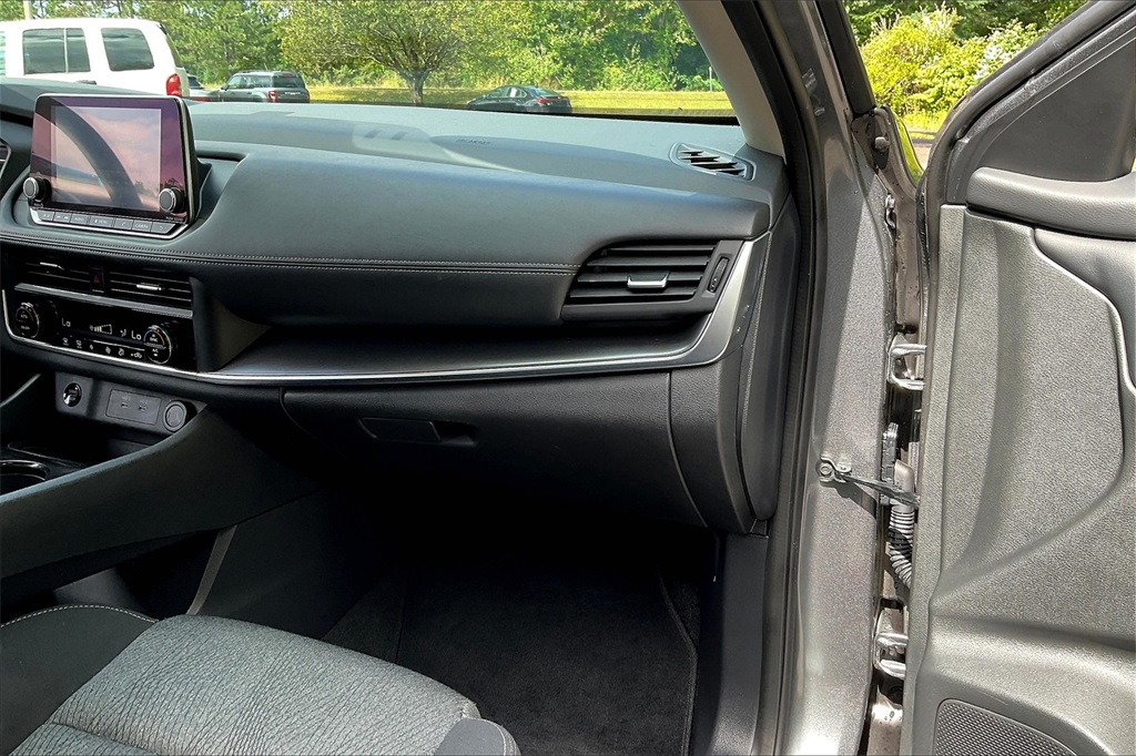 2024 Nissan Rogue SV - Photo 12