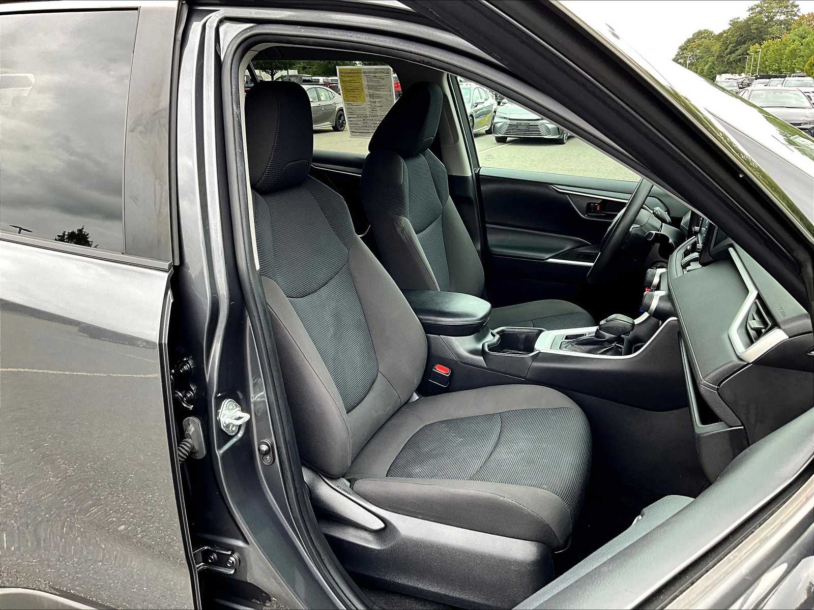 2022 Toyota RAV4 LE - Photo 11