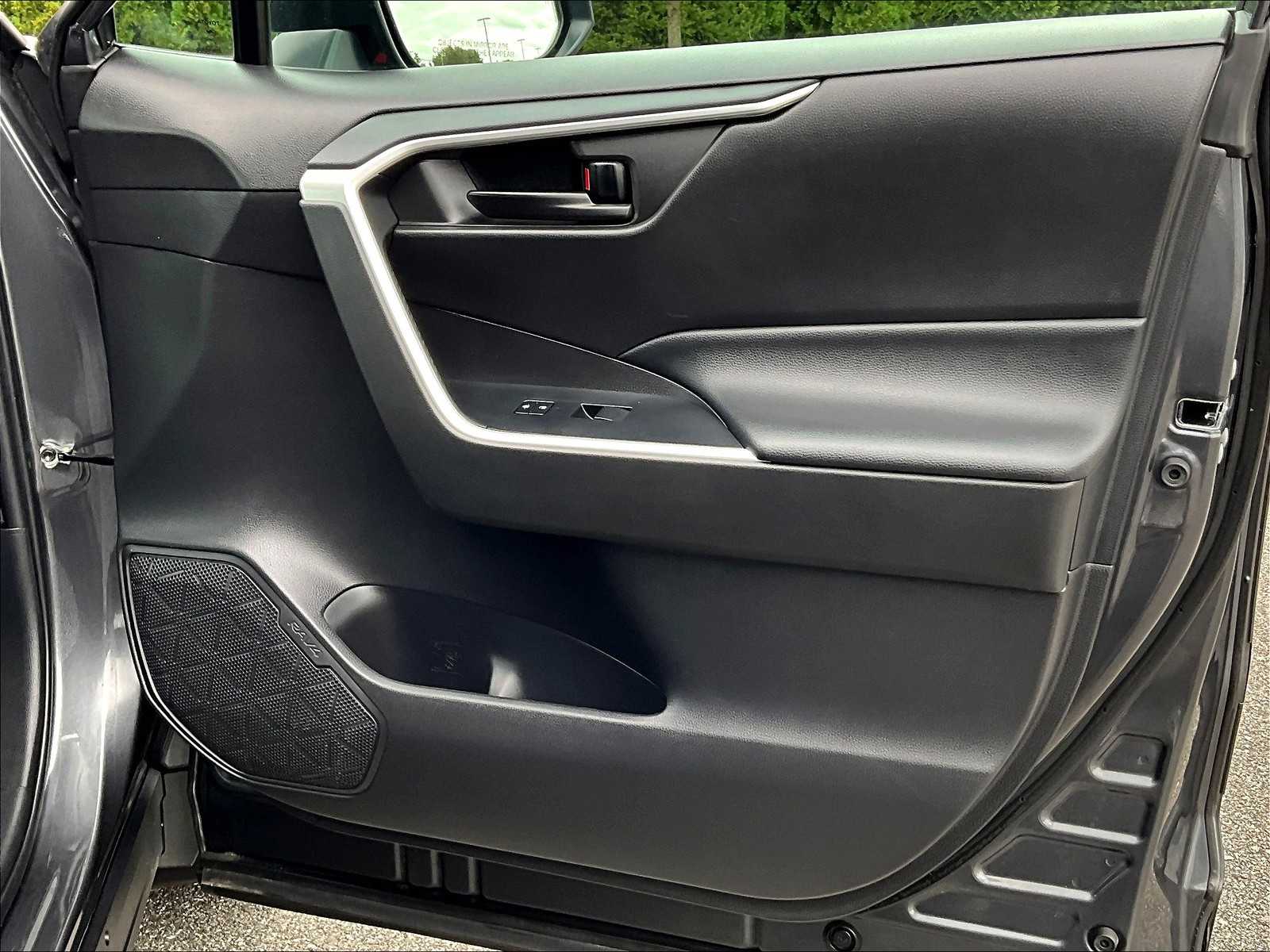 2022 Toyota RAV4 LE - Photo 12