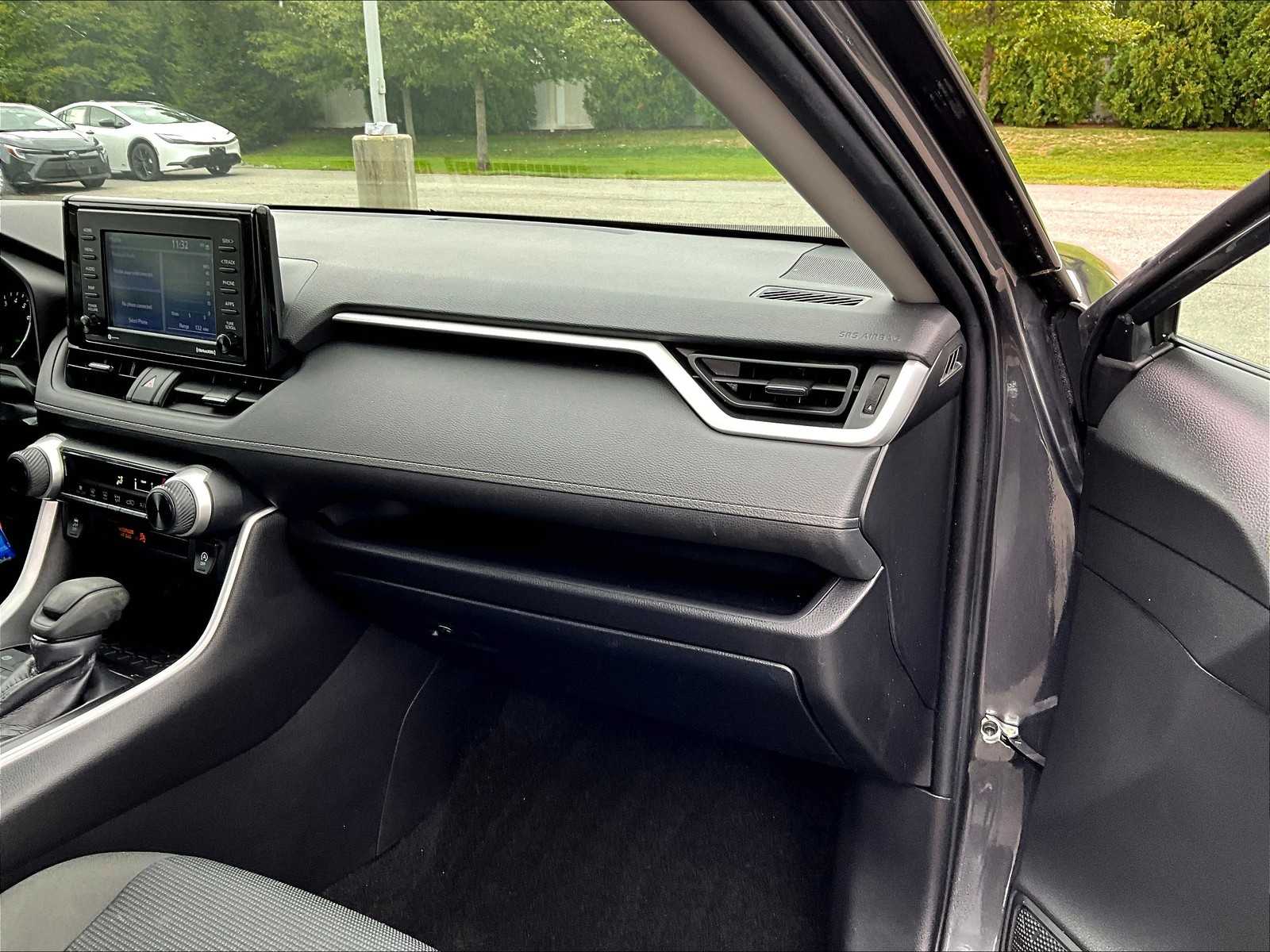 2022 Toyota RAV4 LE - Photo 13
