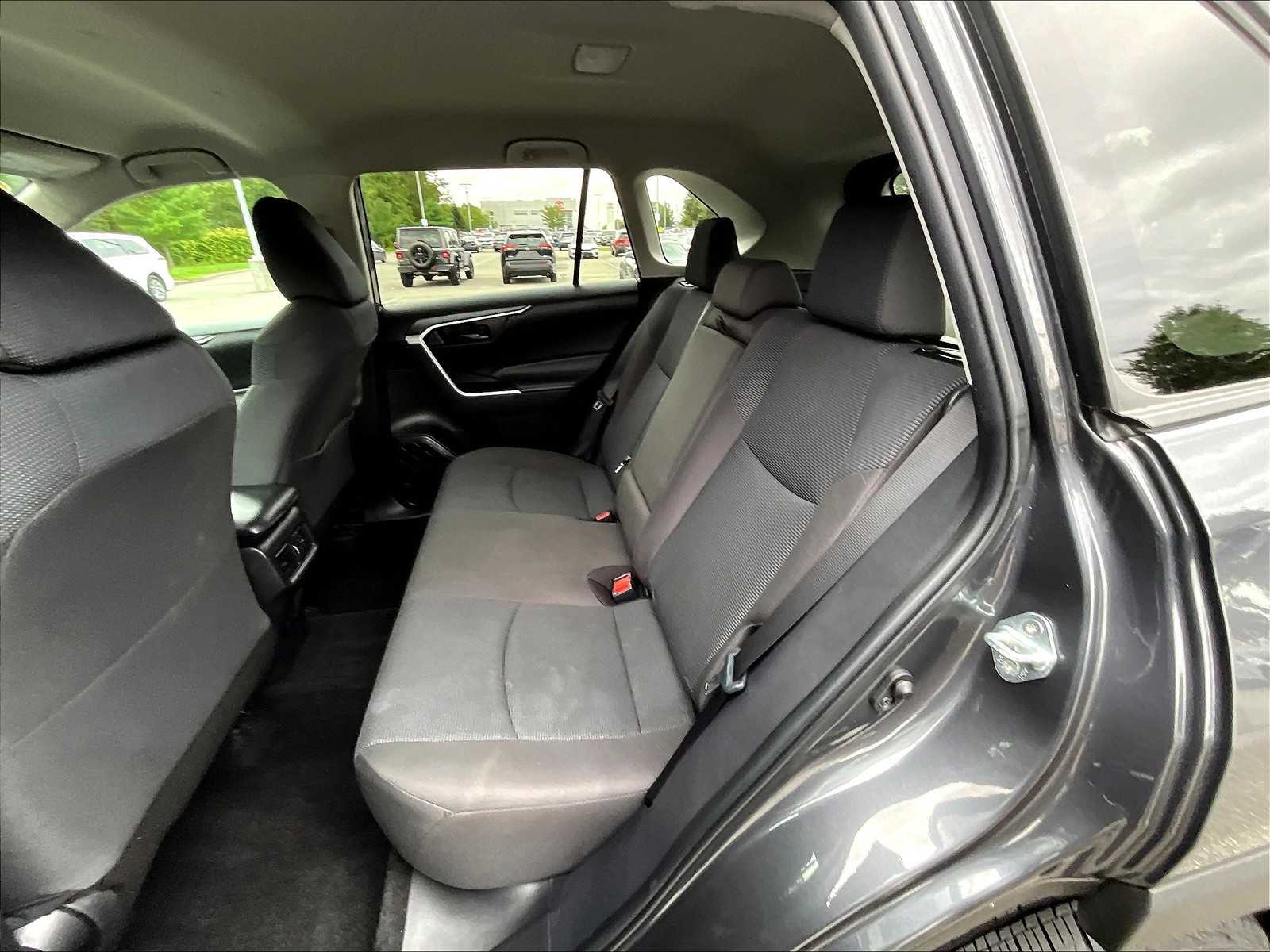 2022 Toyota RAV4 LE - Photo 15