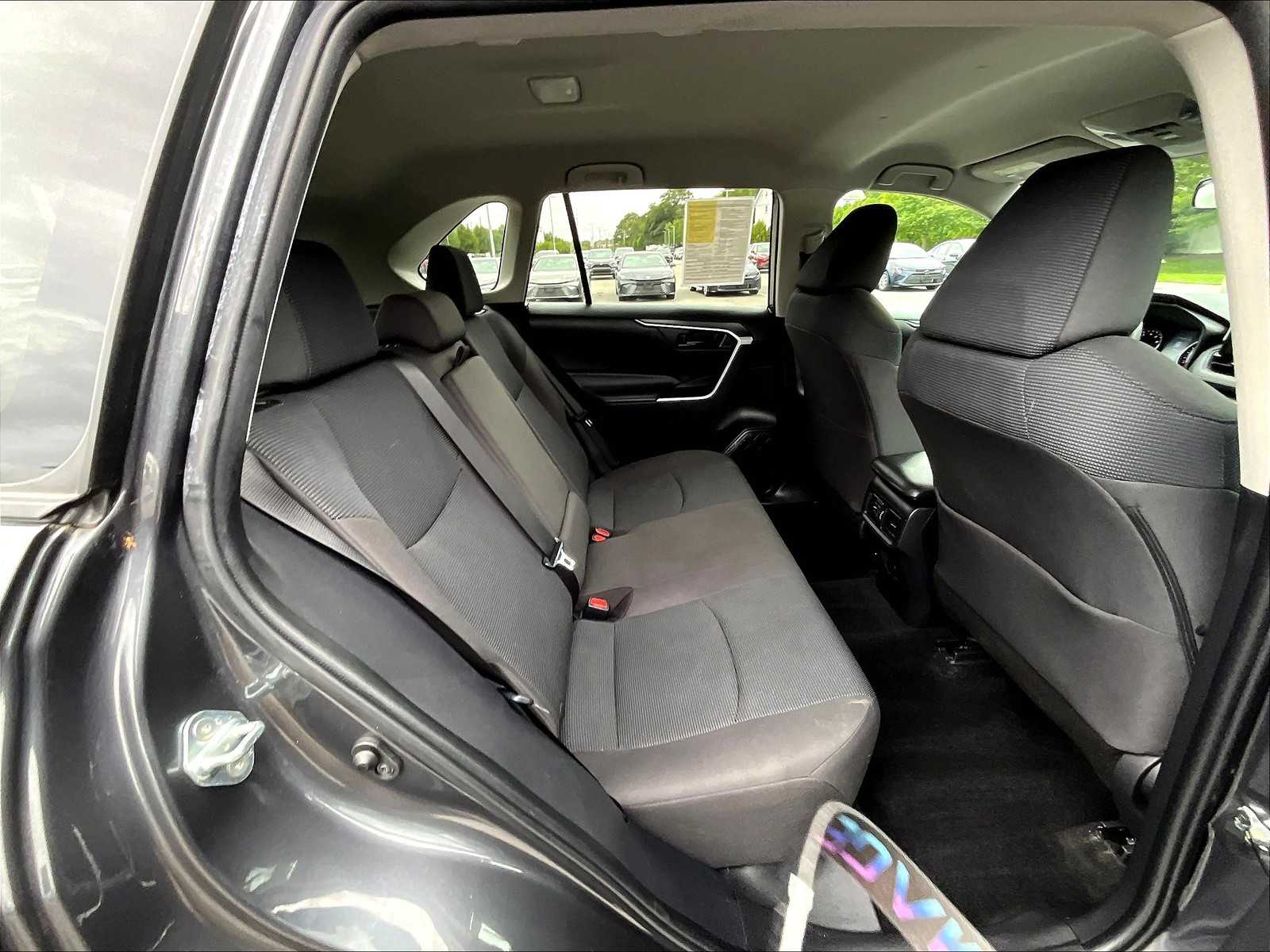 2022 Toyota RAV4 LE - Photo 16