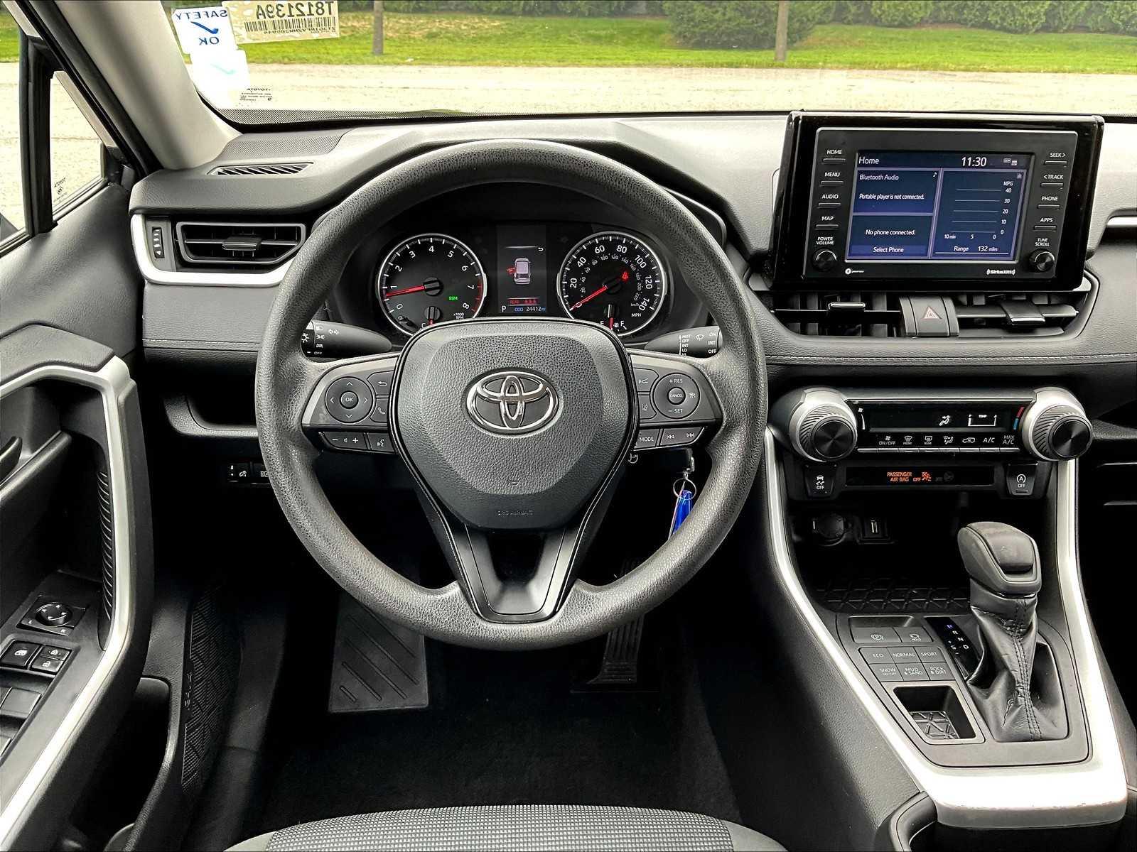 2022 Toyota RAV4 LE - Photo 17