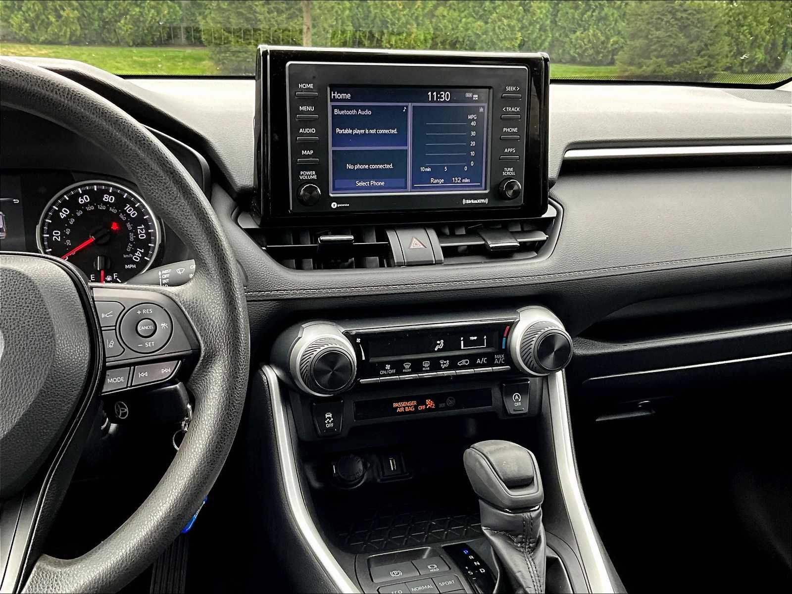 2022 Toyota RAV4 LE - Photo 18