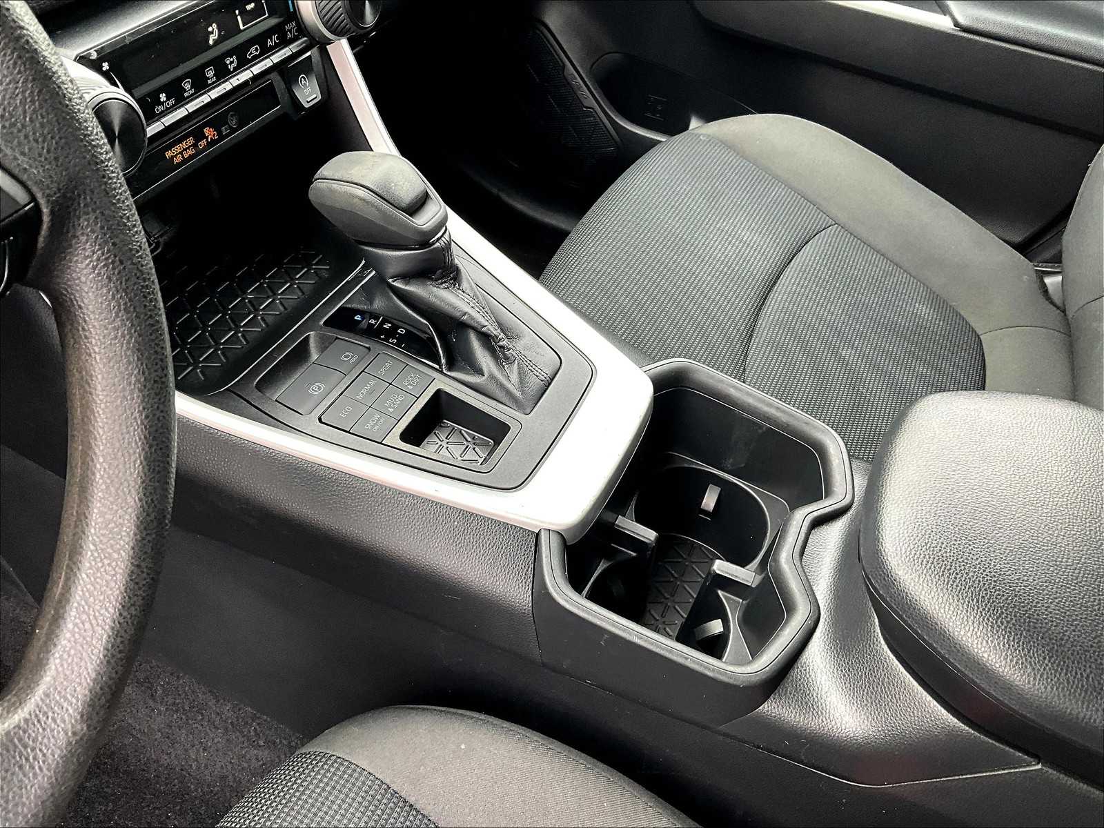 2022 Toyota RAV4 LE - Photo 20