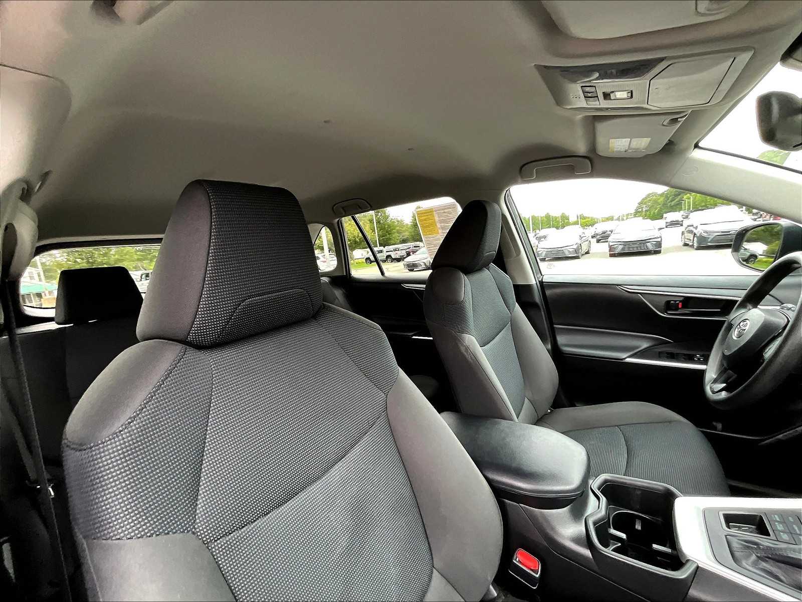 2022 Toyota RAV4 LE - Photo 22