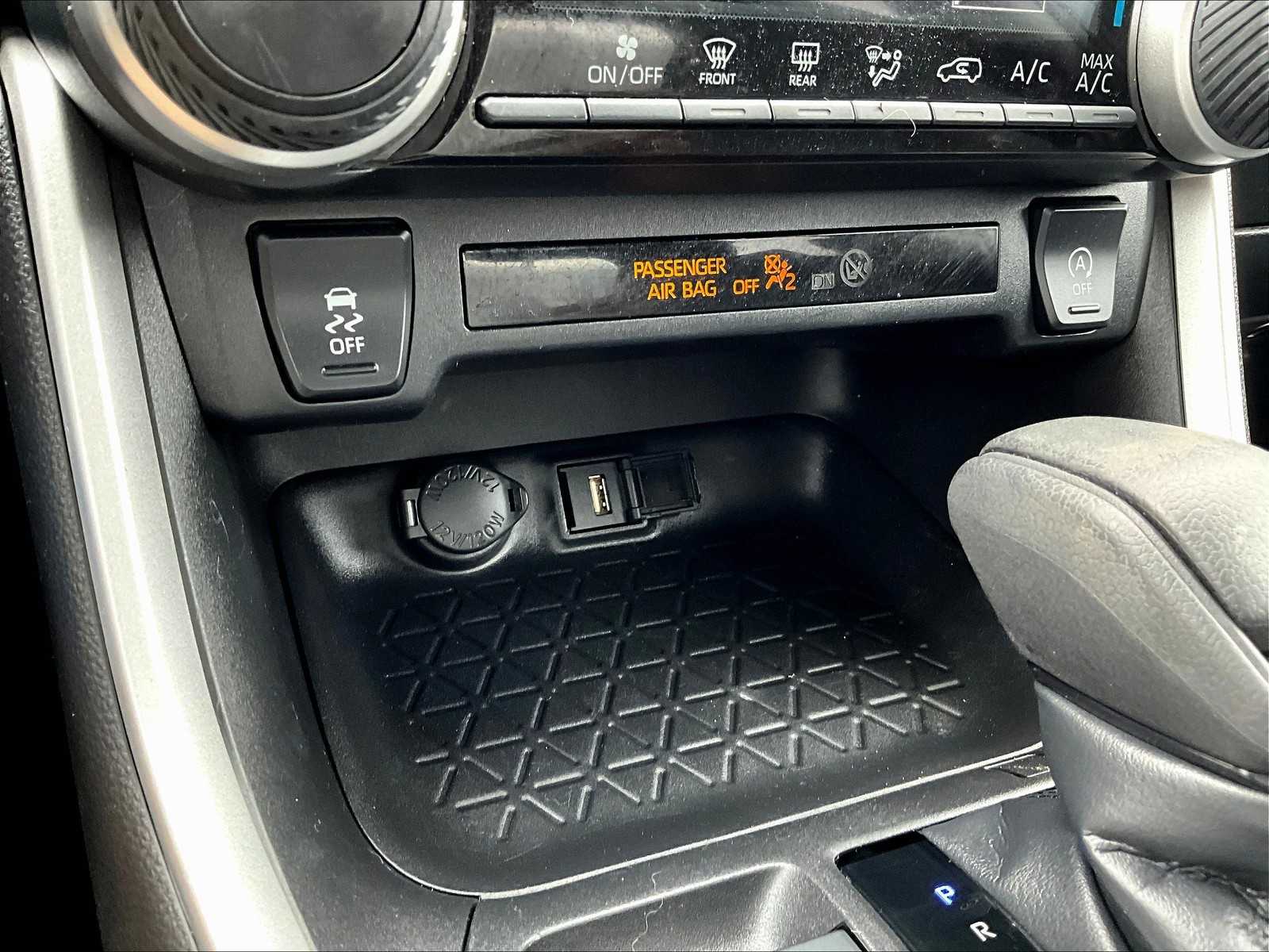 2022 Toyota RAV4 LE - Photo 27