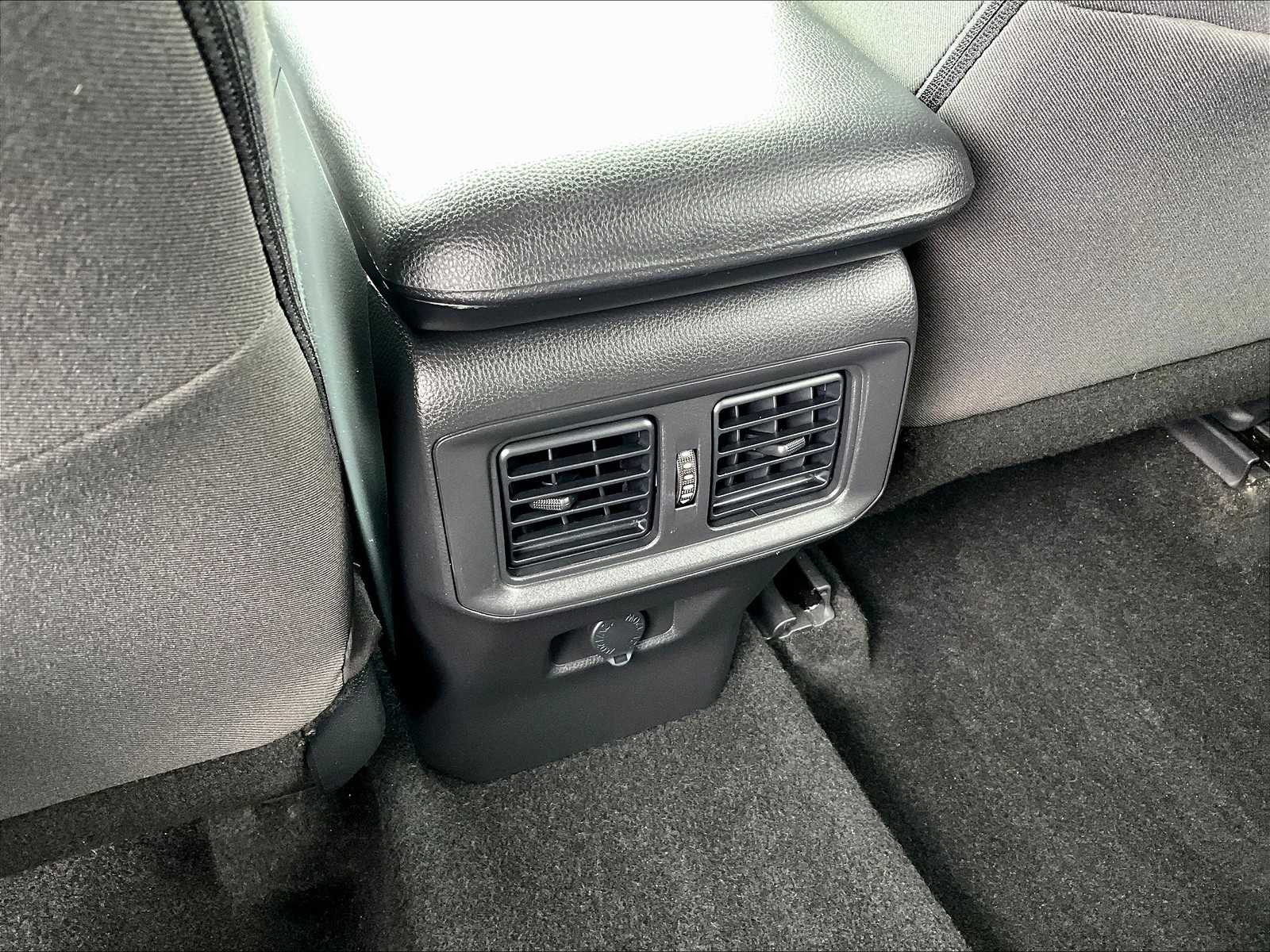 2022 Toyota RAV4 LE - Photo 28
