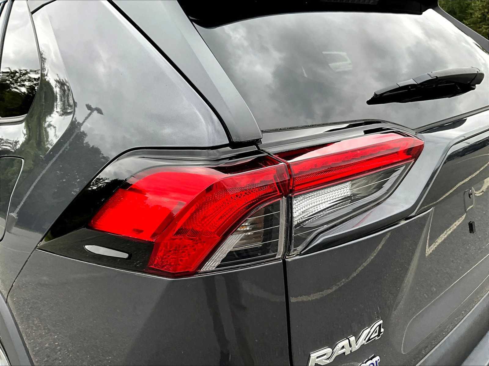 2022 Toyota RAV4 LE - Photo 34