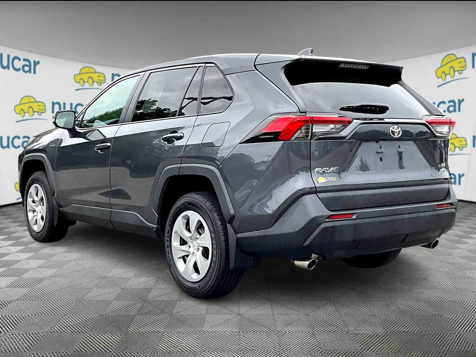 2022 Toyota RAV4 LE - Photo 4