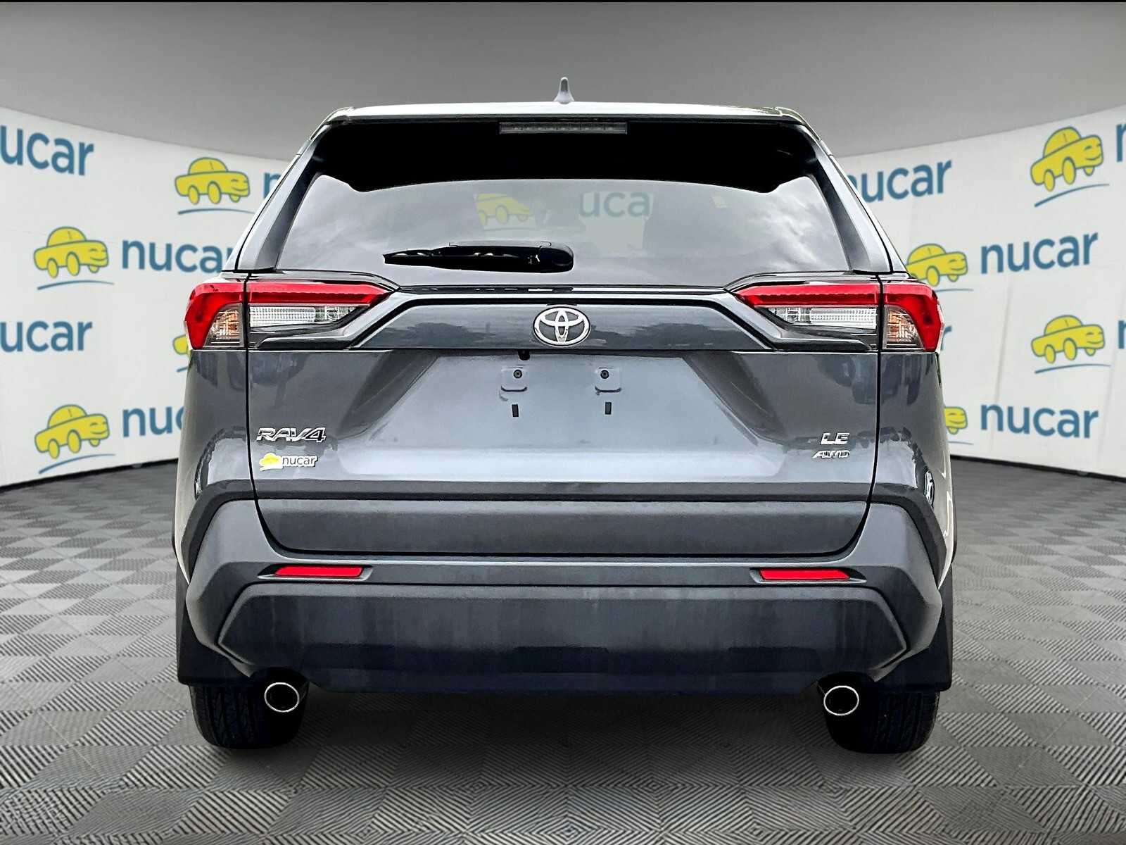 2022 Toyota RAV4 LE - Photo 5