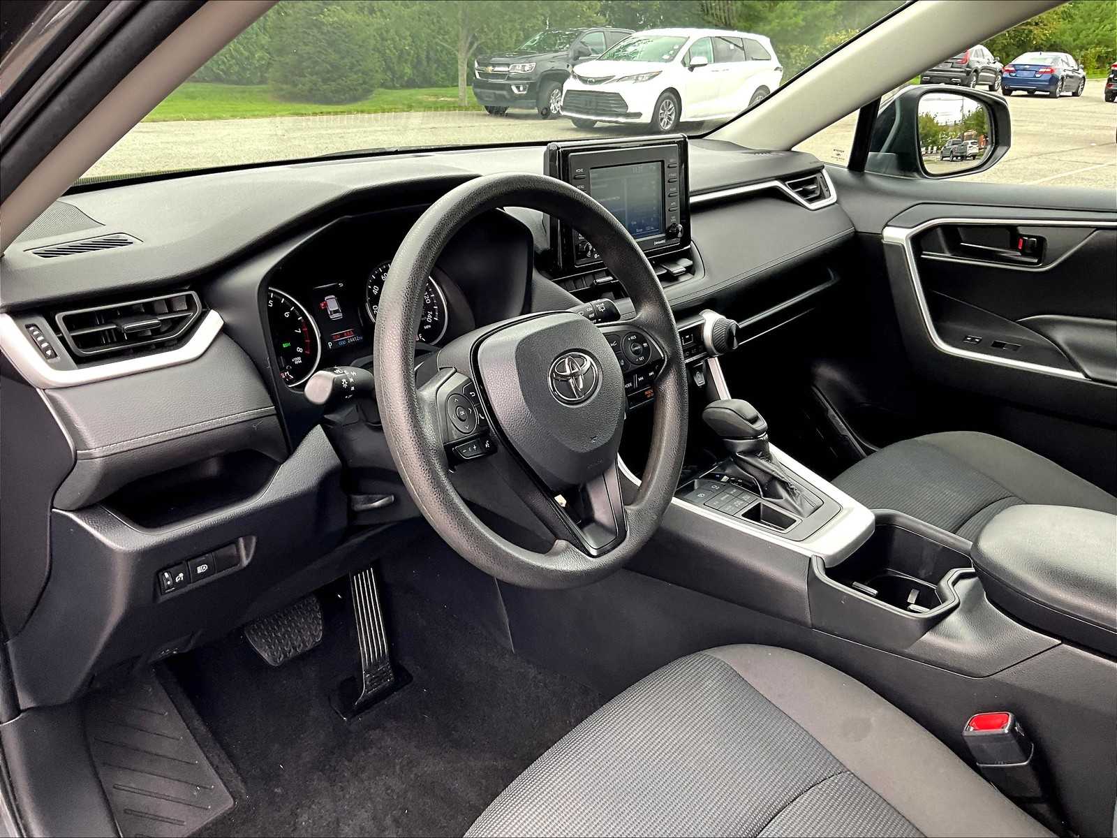 2022 Toyota RAV4 LE - Photo 8
