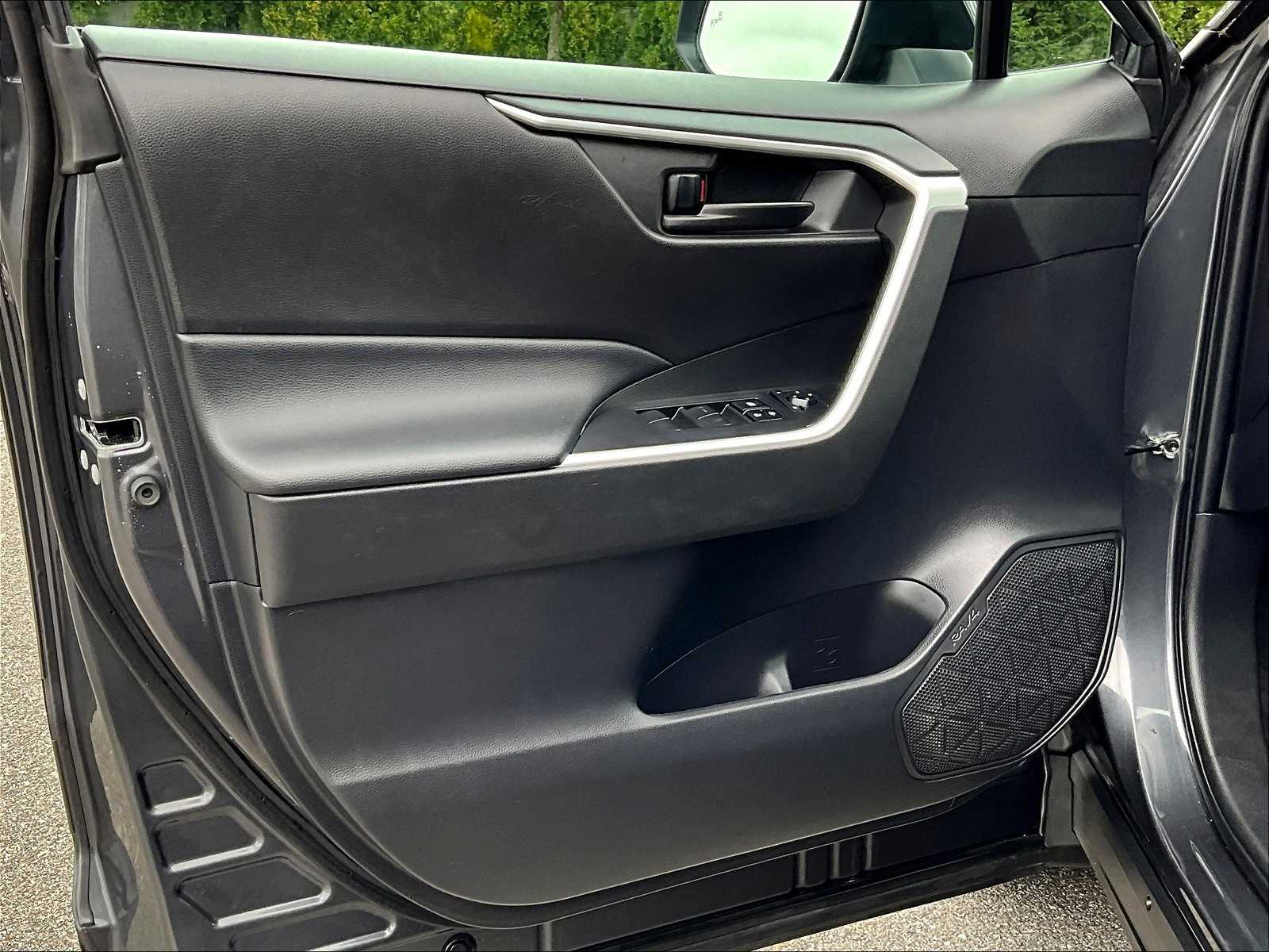 2022 Toyota RAV4 LE - Photo 9
