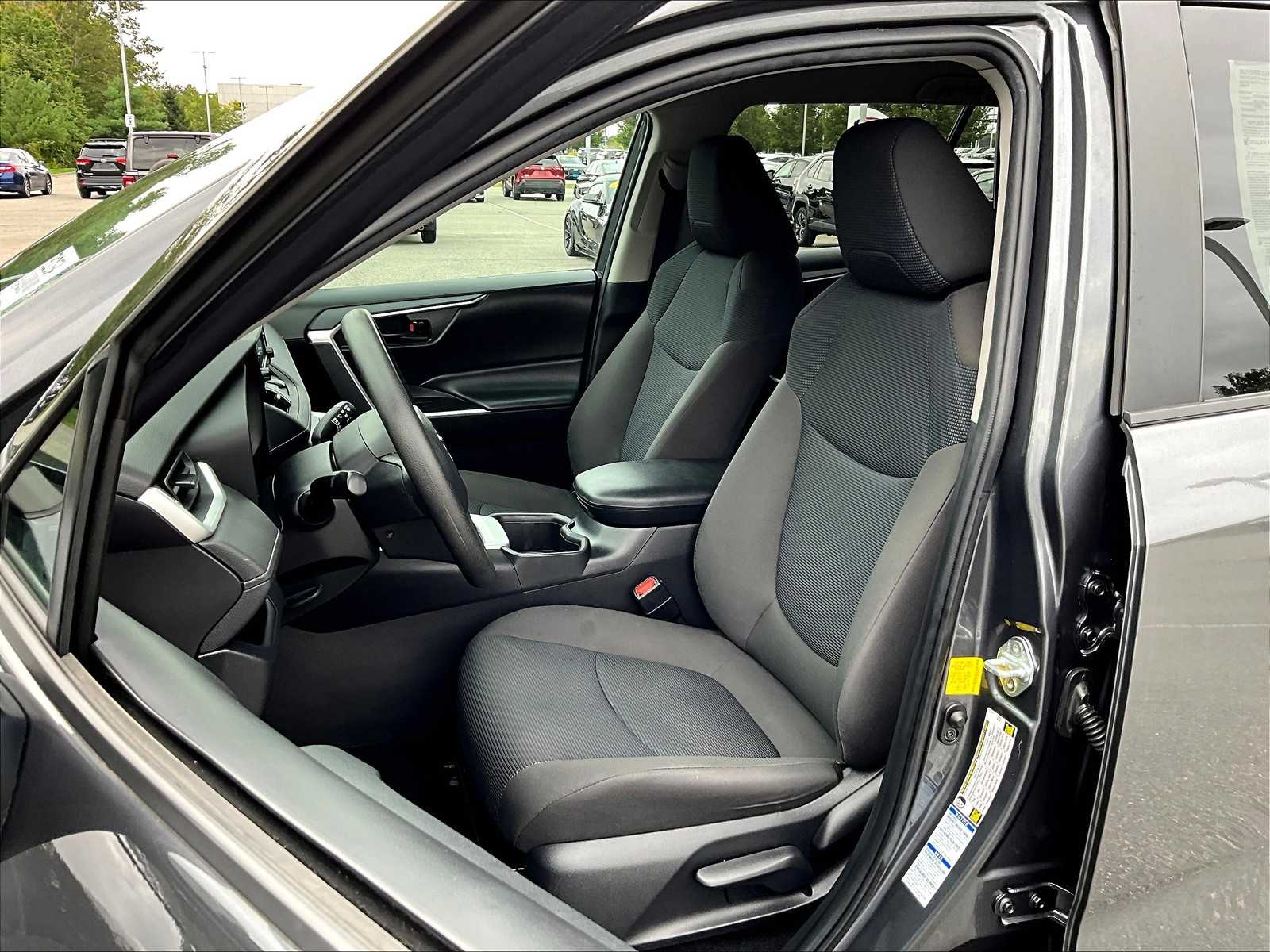 2022 Toyota RAV4 LE - Photo 10