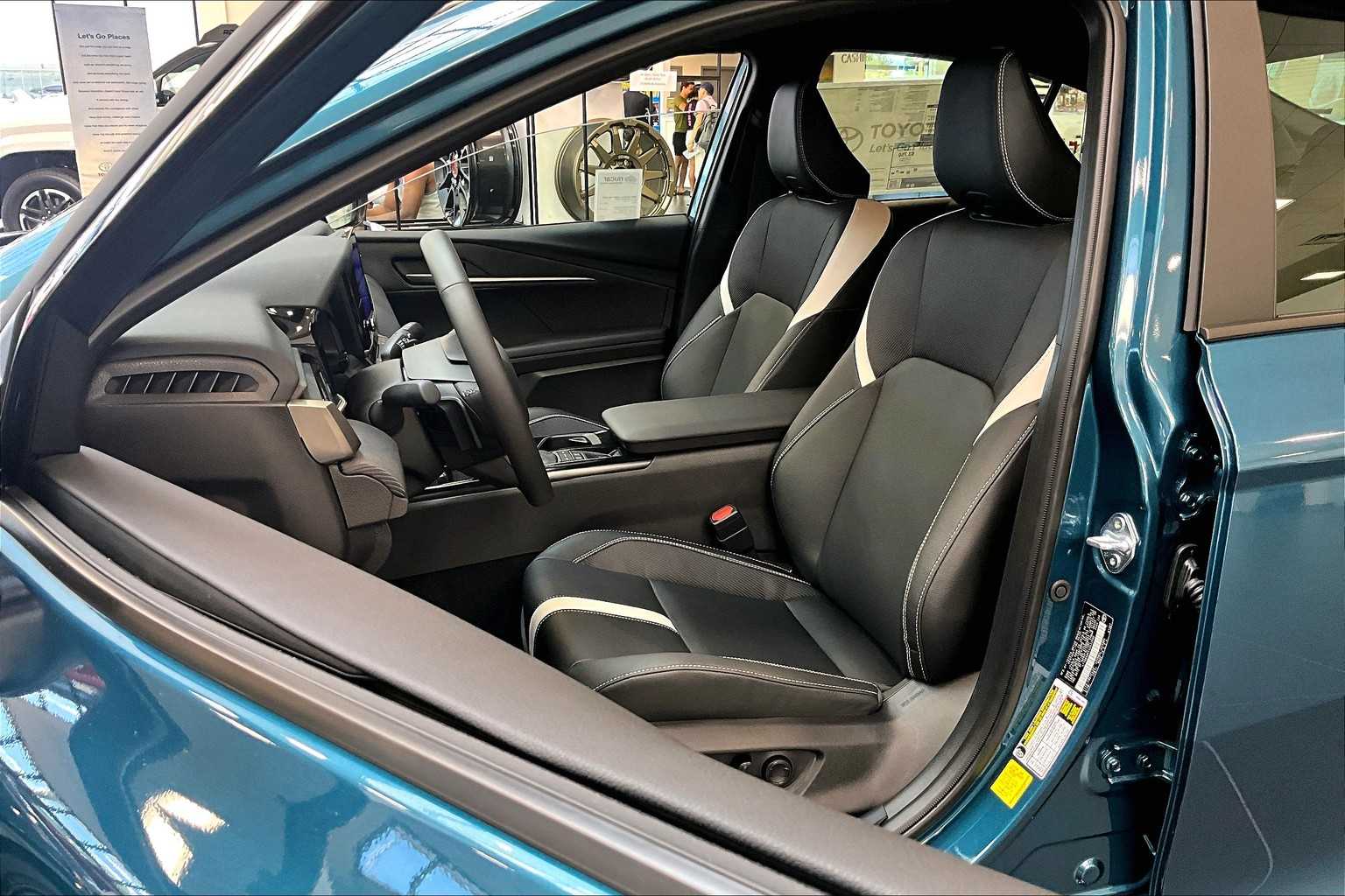 2025 Toyota Camry SE - Photo 11