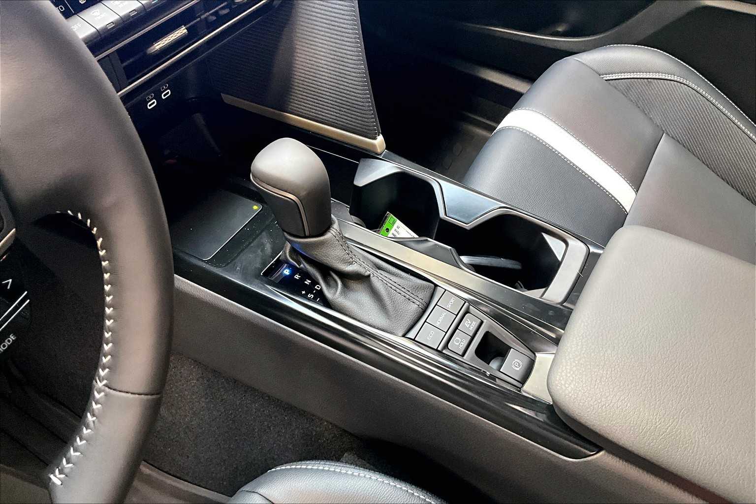 2025 Toyota Camry SE - Photo 14