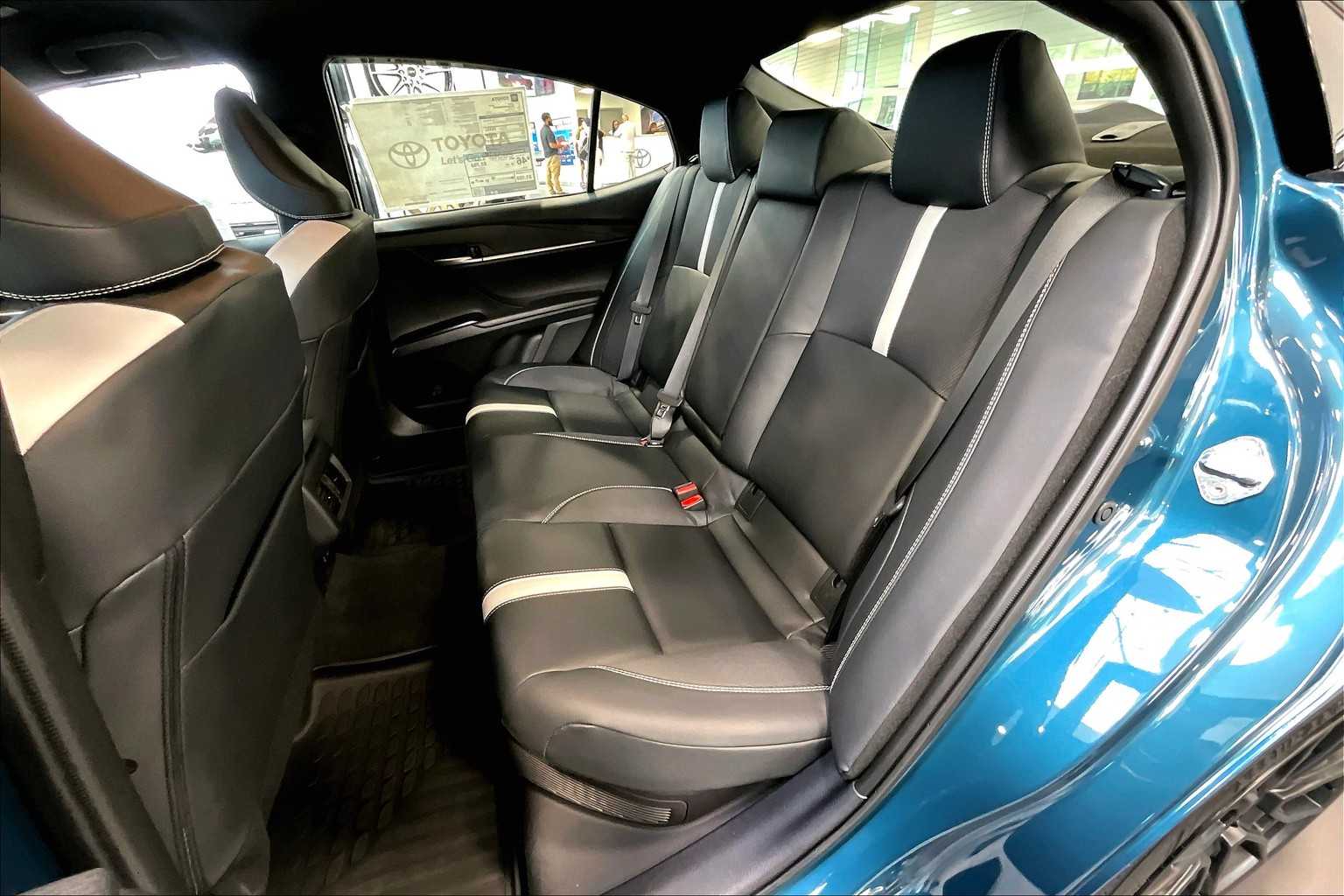 2025 Toyota Camry SE - Photo 15