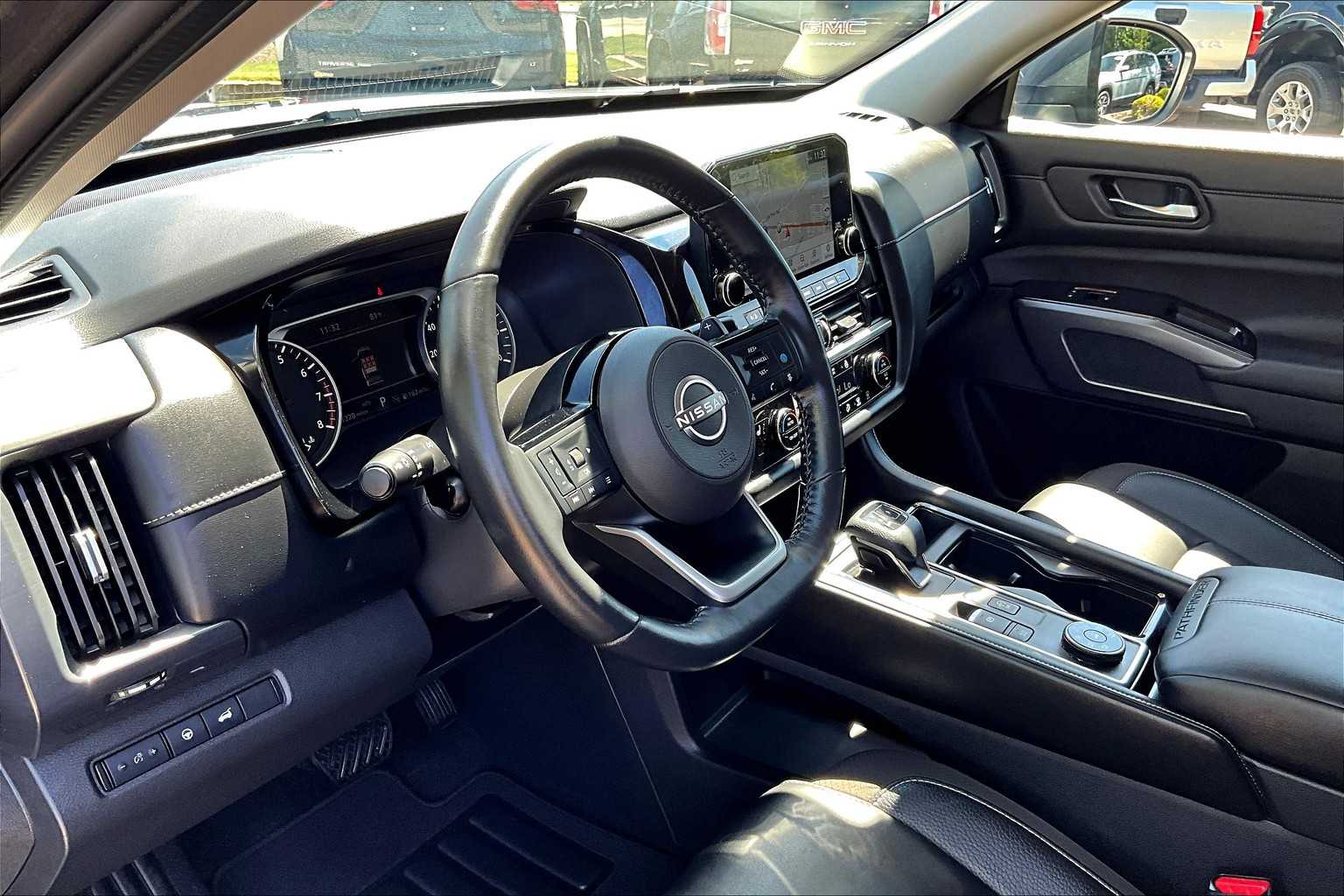2023 Nissan Pathfinder SL - Photo 8