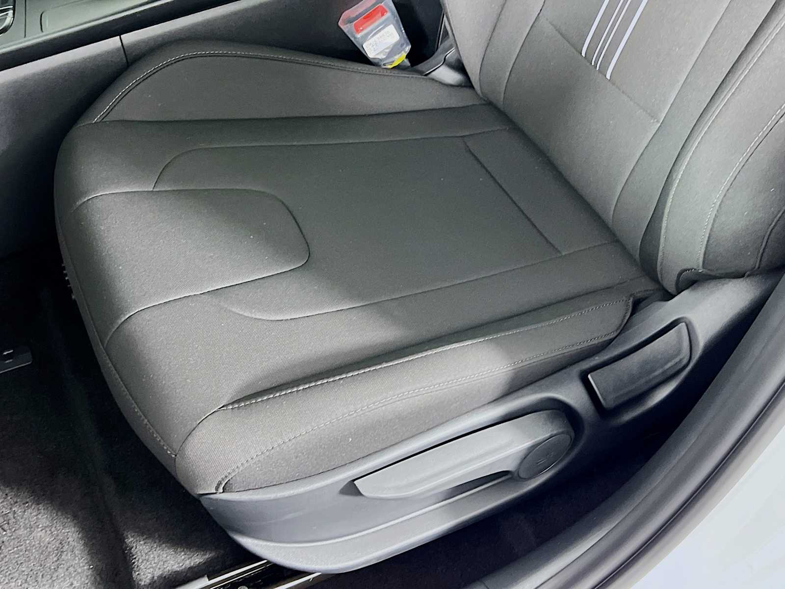 2025 Hyundai Elantra SEL Sport - Photo 16