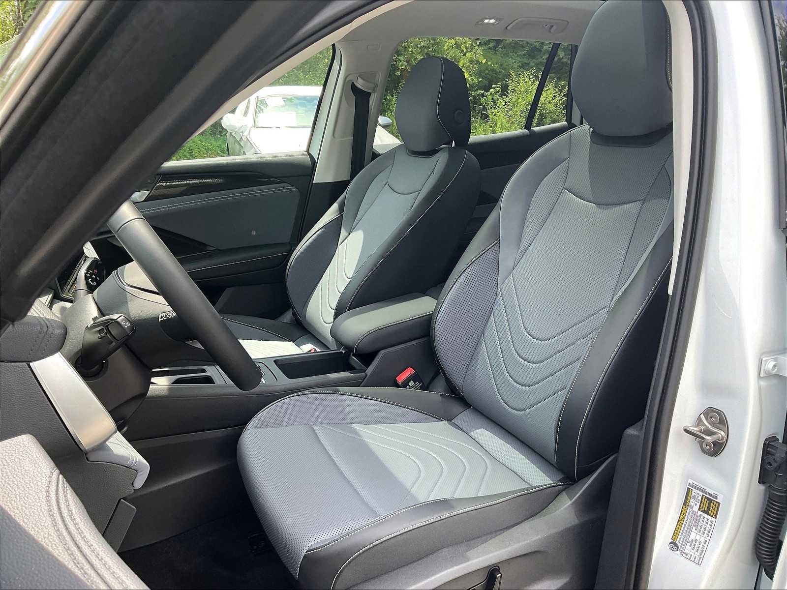 2025 Volkswagen Tiguan SE - Photo 11