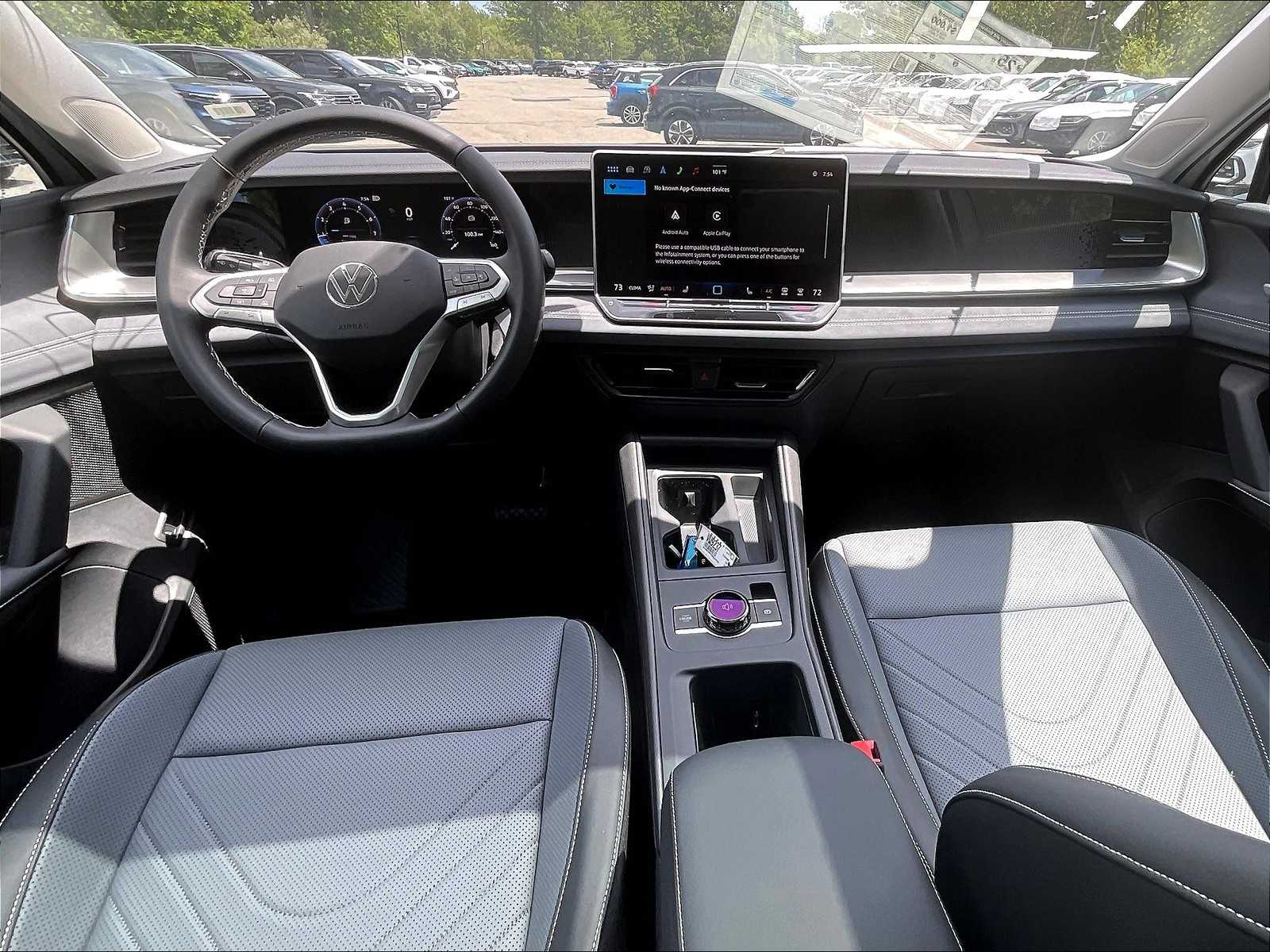 2025 Volkswagen Tiguan SE - Photo 12