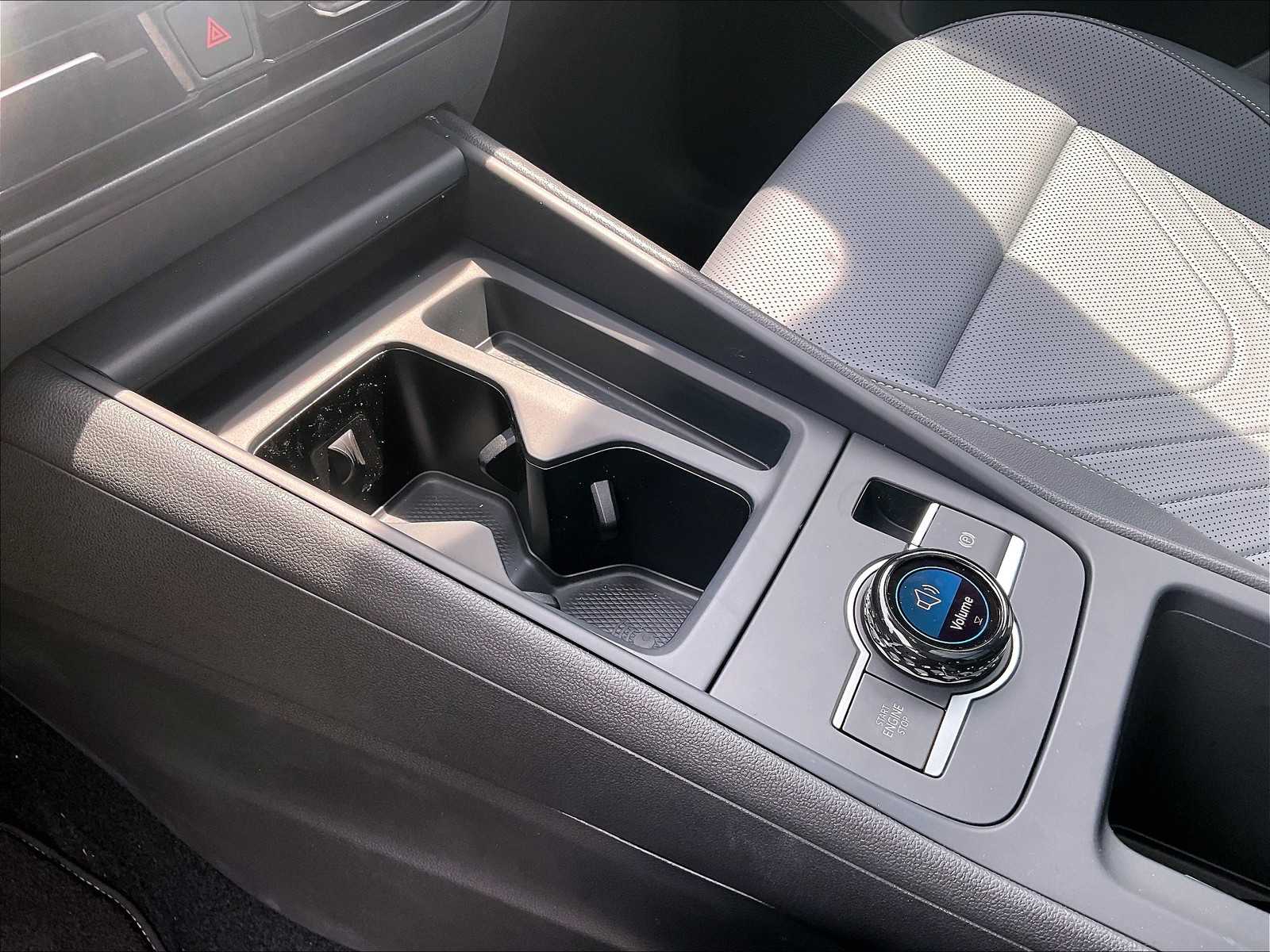 2025 Volkswagen Tiguan SE - Photo 14