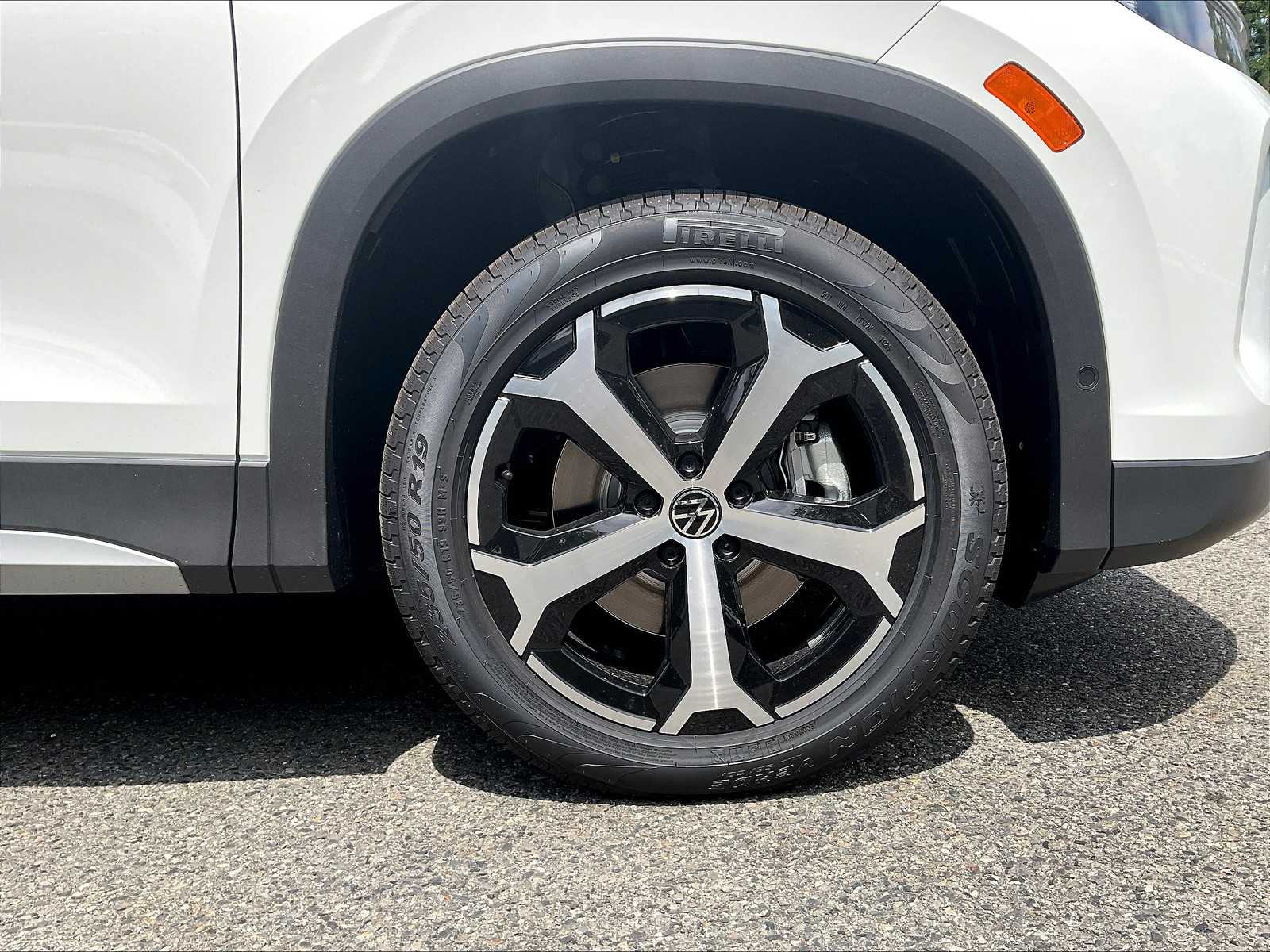 2025 Volkswagen Tiguan SE - Photo 8