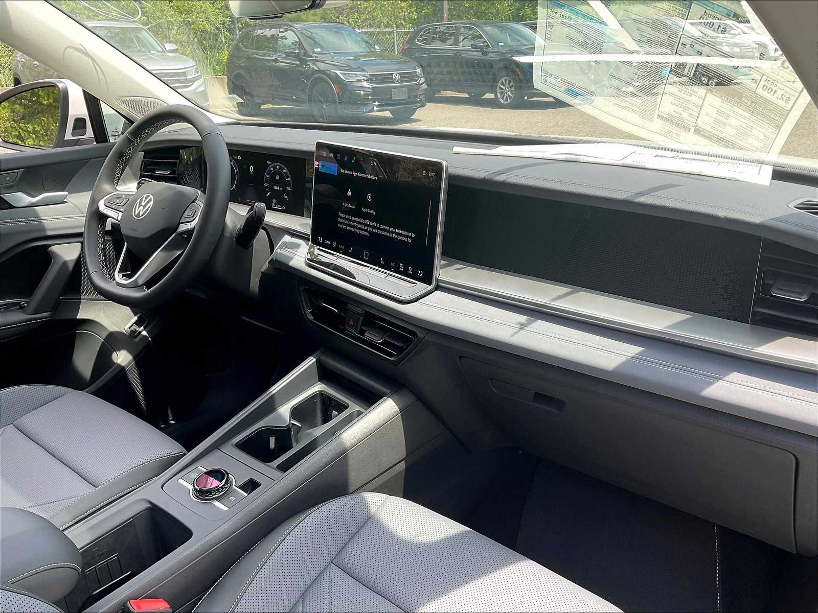 2025 Volkswagen Tiguan SE - Photo 10