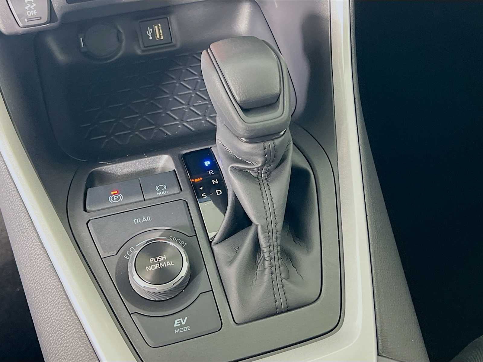 2025 Toyota RAV4 Hybrid LE - Photo 11