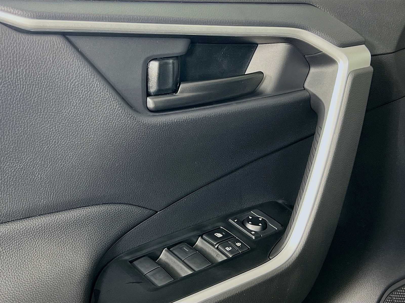 2025 Toyota RAV4 Hybrid LE - Photo 16