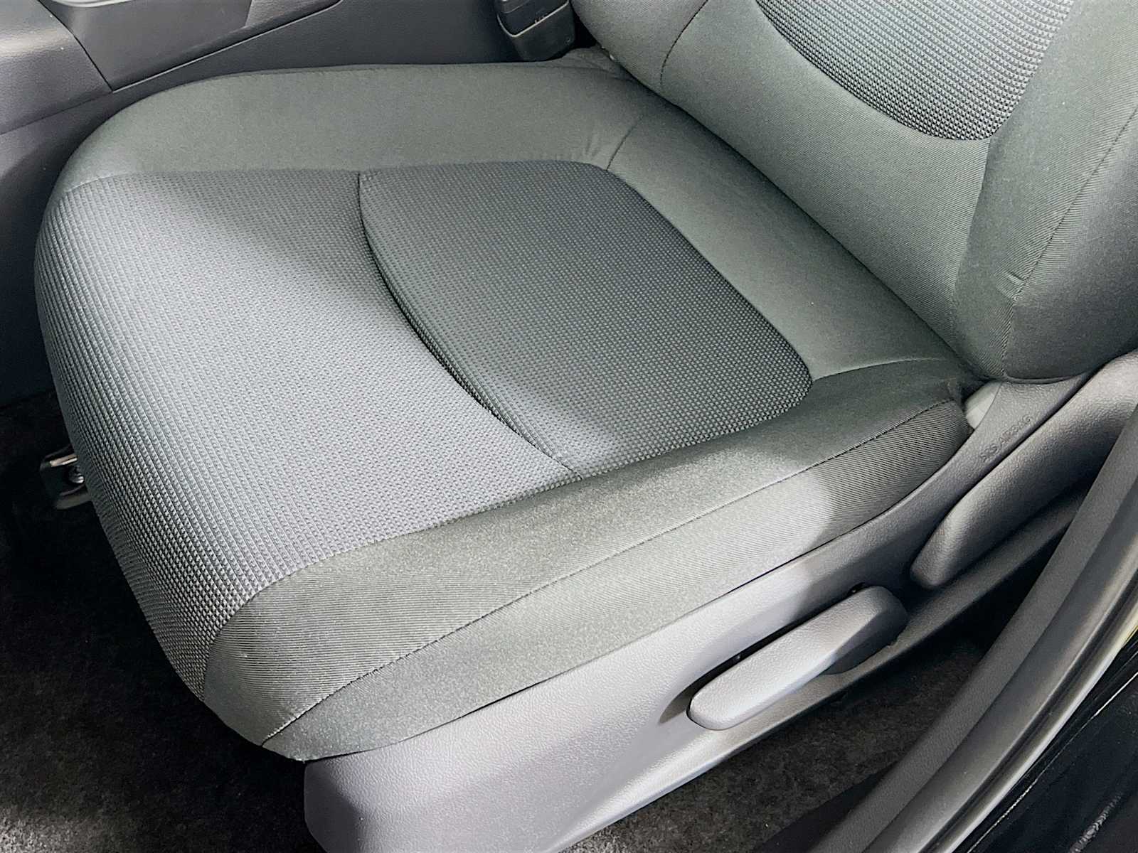 2025 Toyota RAV4 Hybrid LE - Photo 17