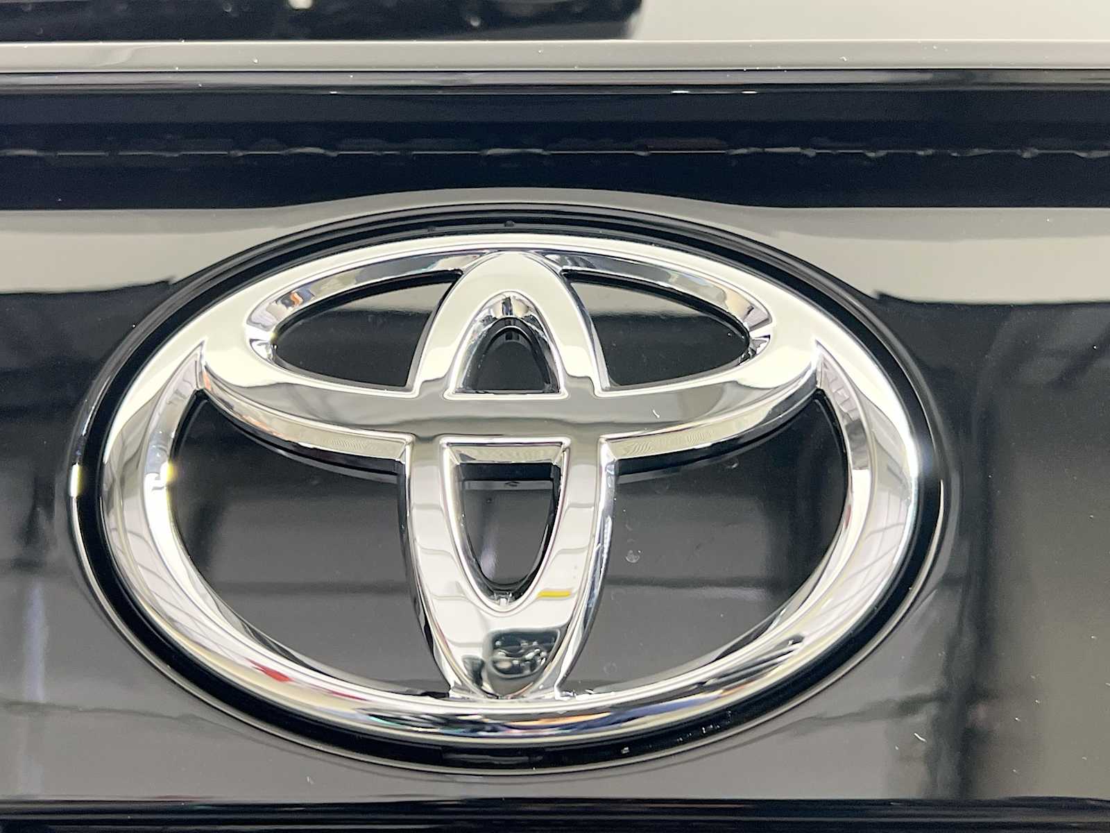 2025 Toyota RAV4 Hybrid LE - Photo 18