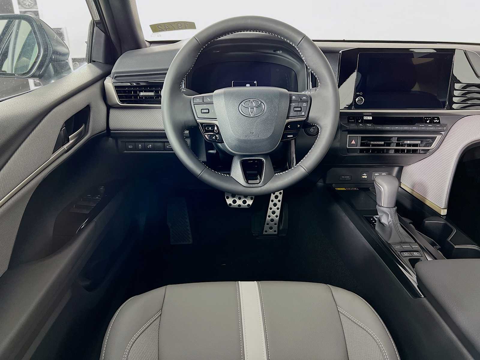 2025 Toyota Camry SE - Photo 15