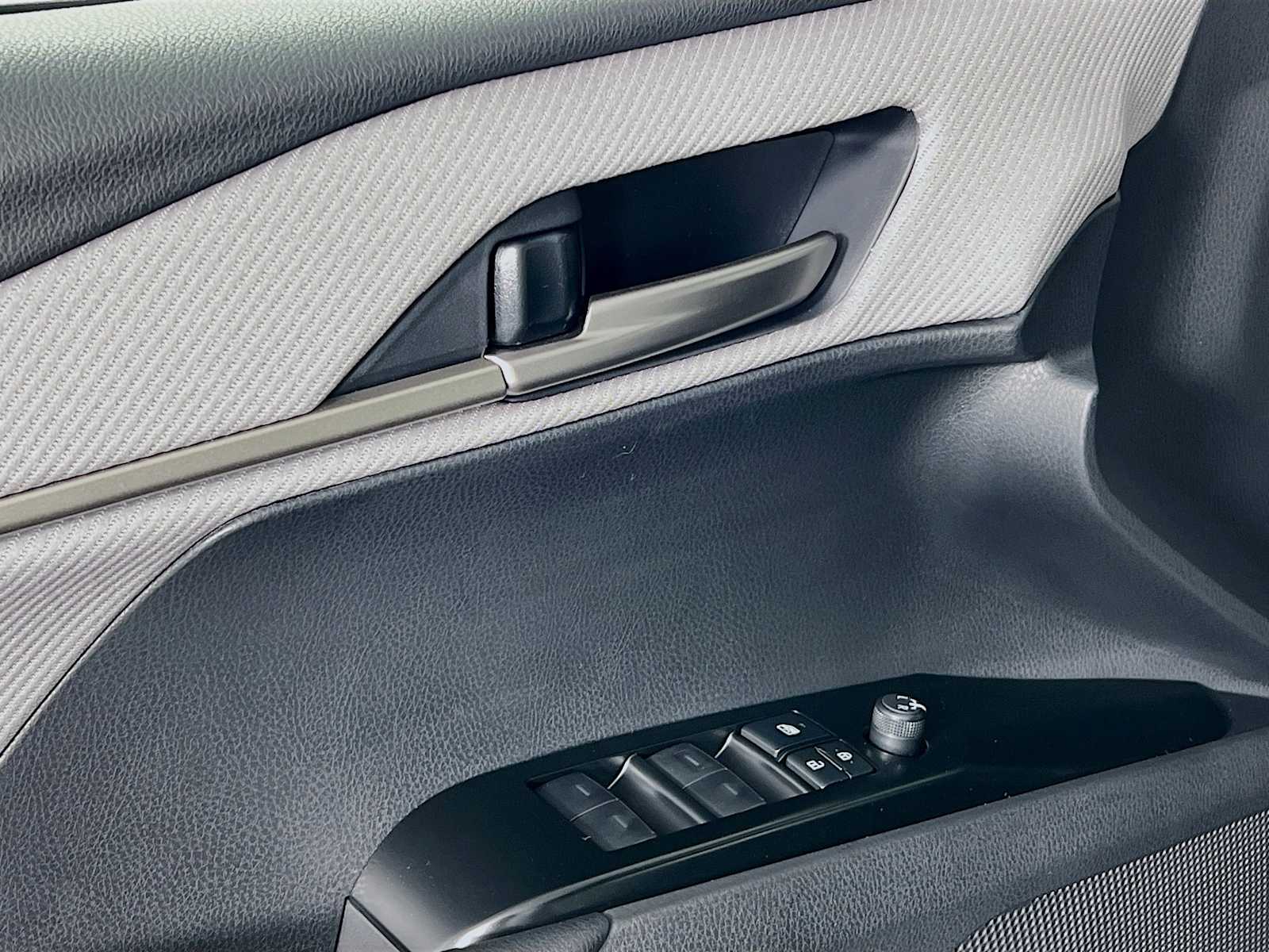 2025 Toyota Camry SE - Photo 16
