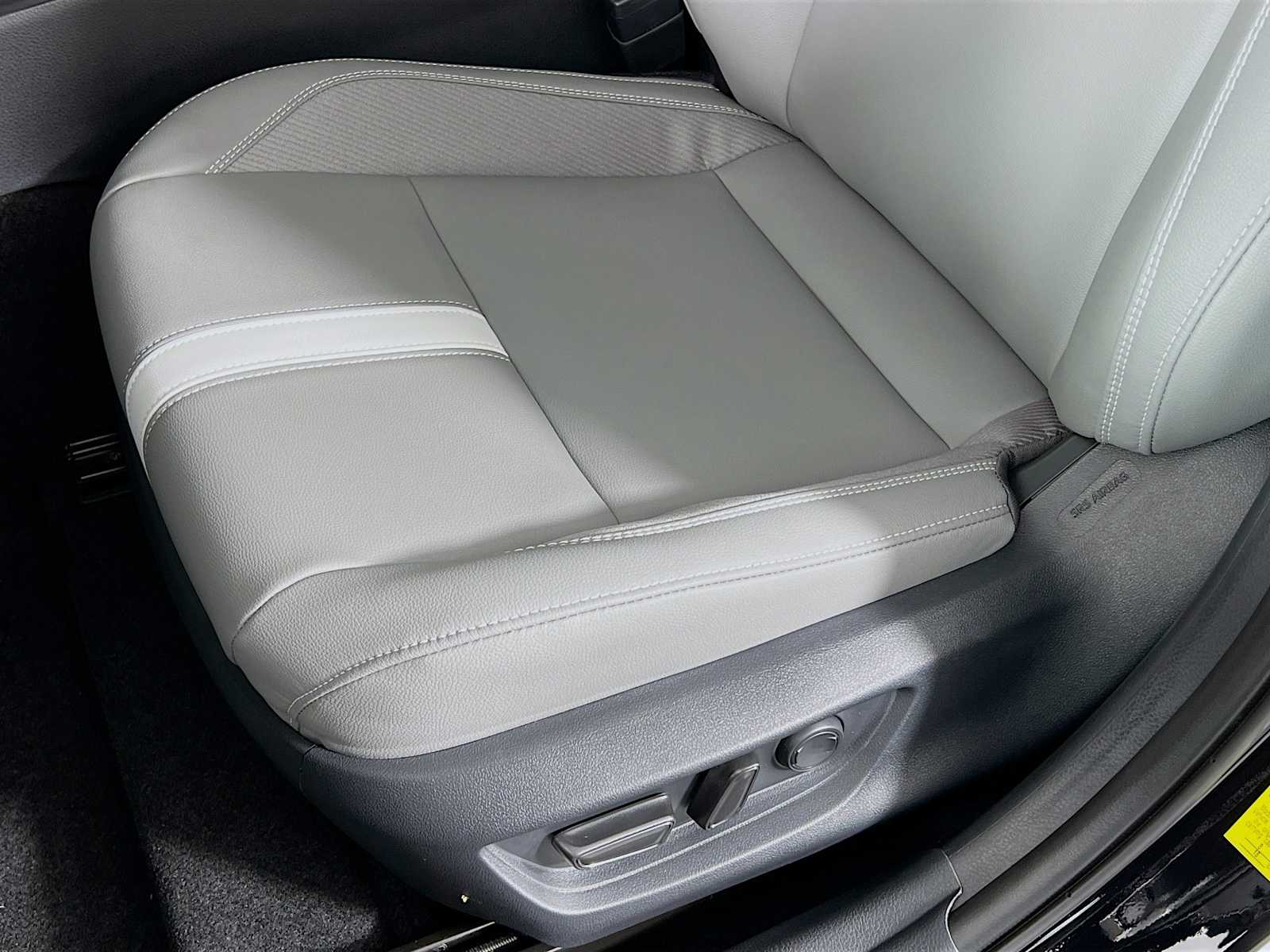 2025 Toyota Camry SE - Photo 17