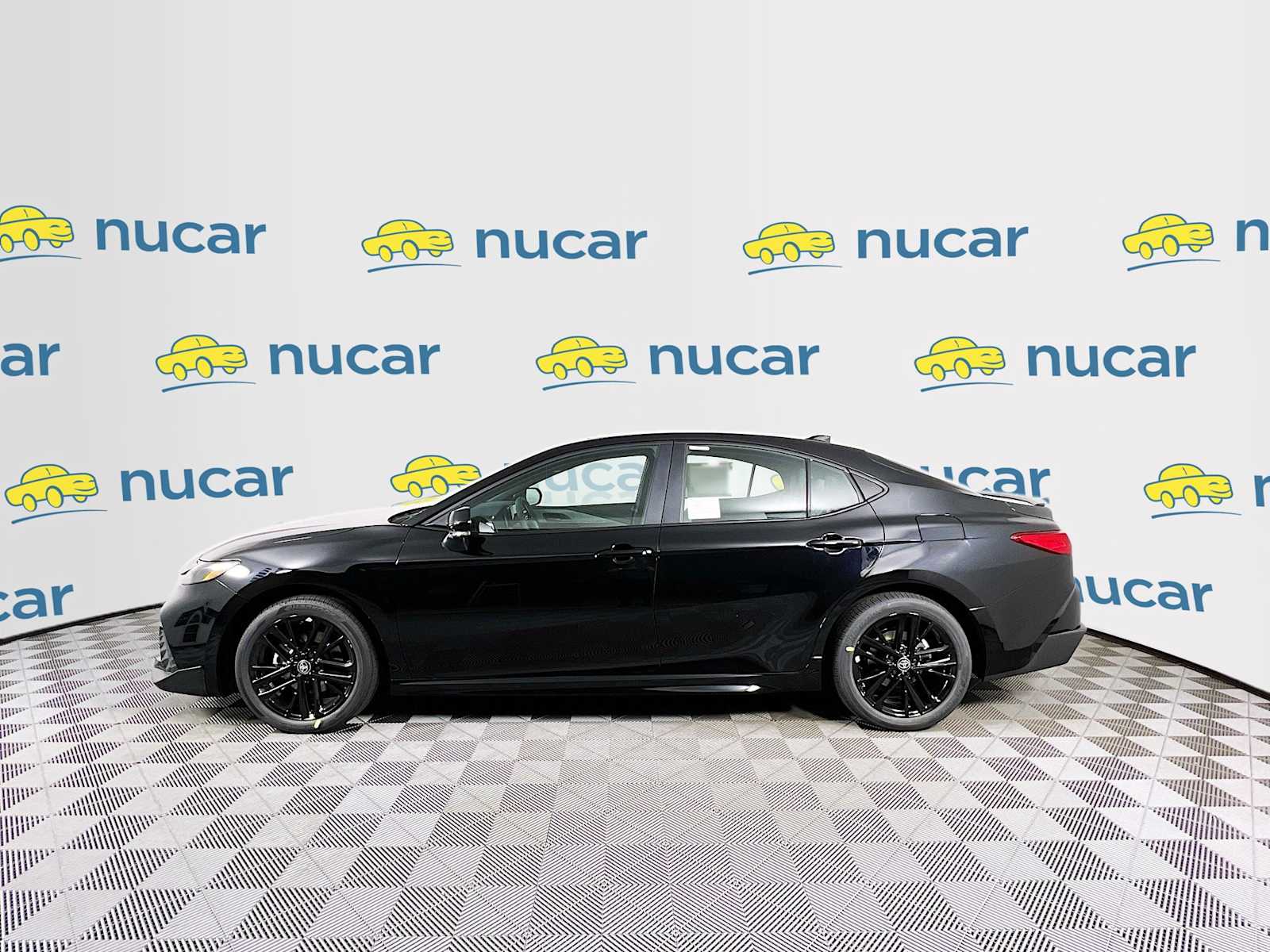 2025 Toyota Camry SE - Photo 3