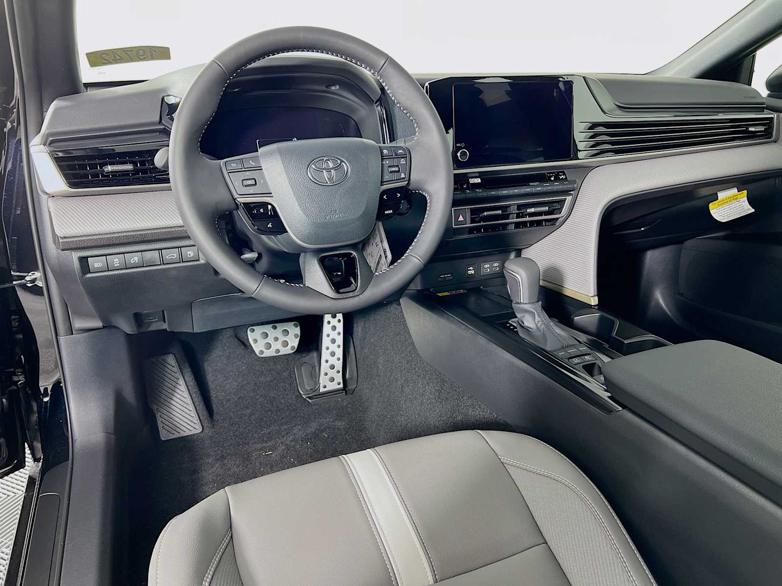 2025 Toyota Camry SE - Photo 6