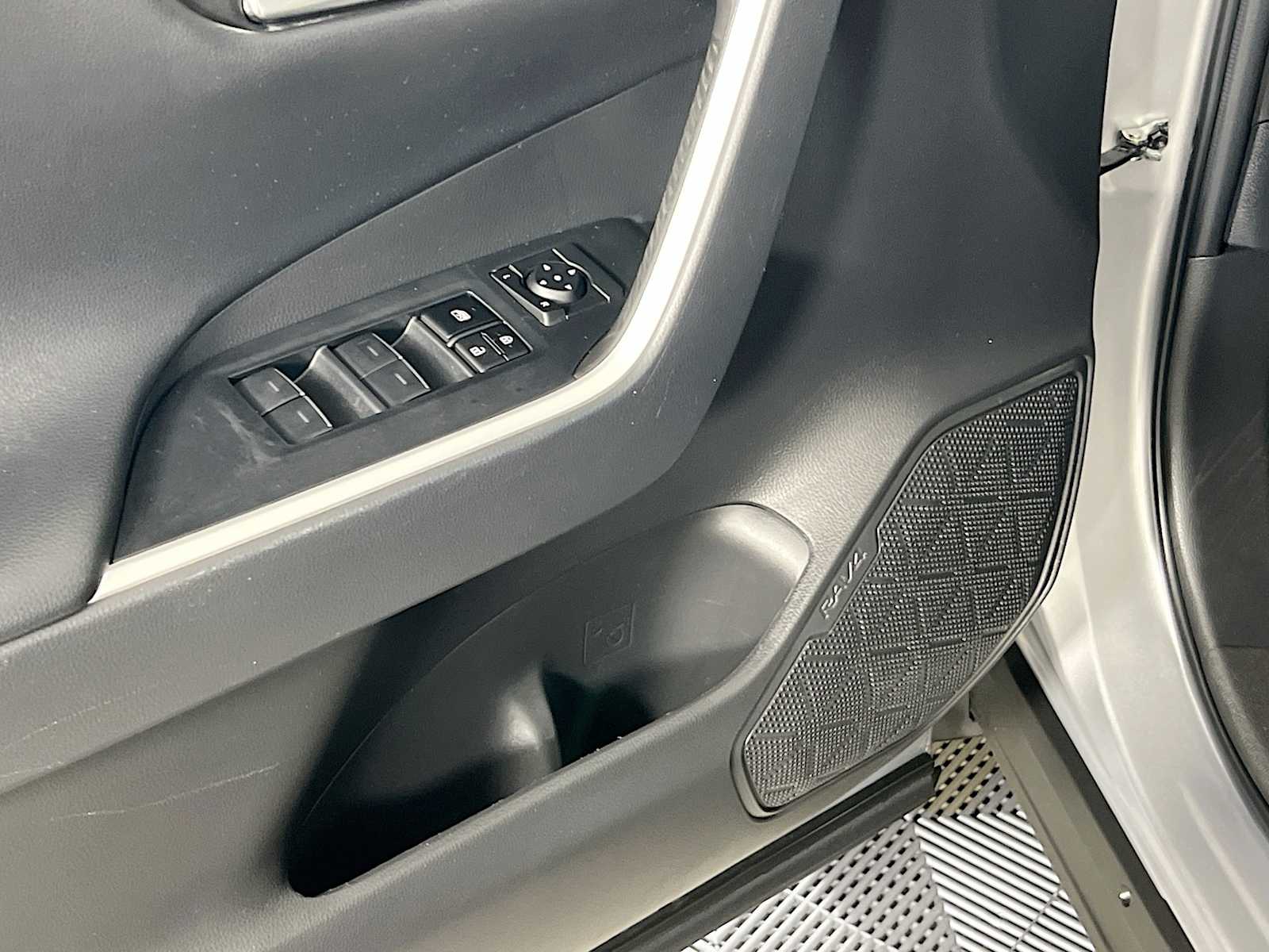 2023 Toyota RAV4 Limited - Photo 18